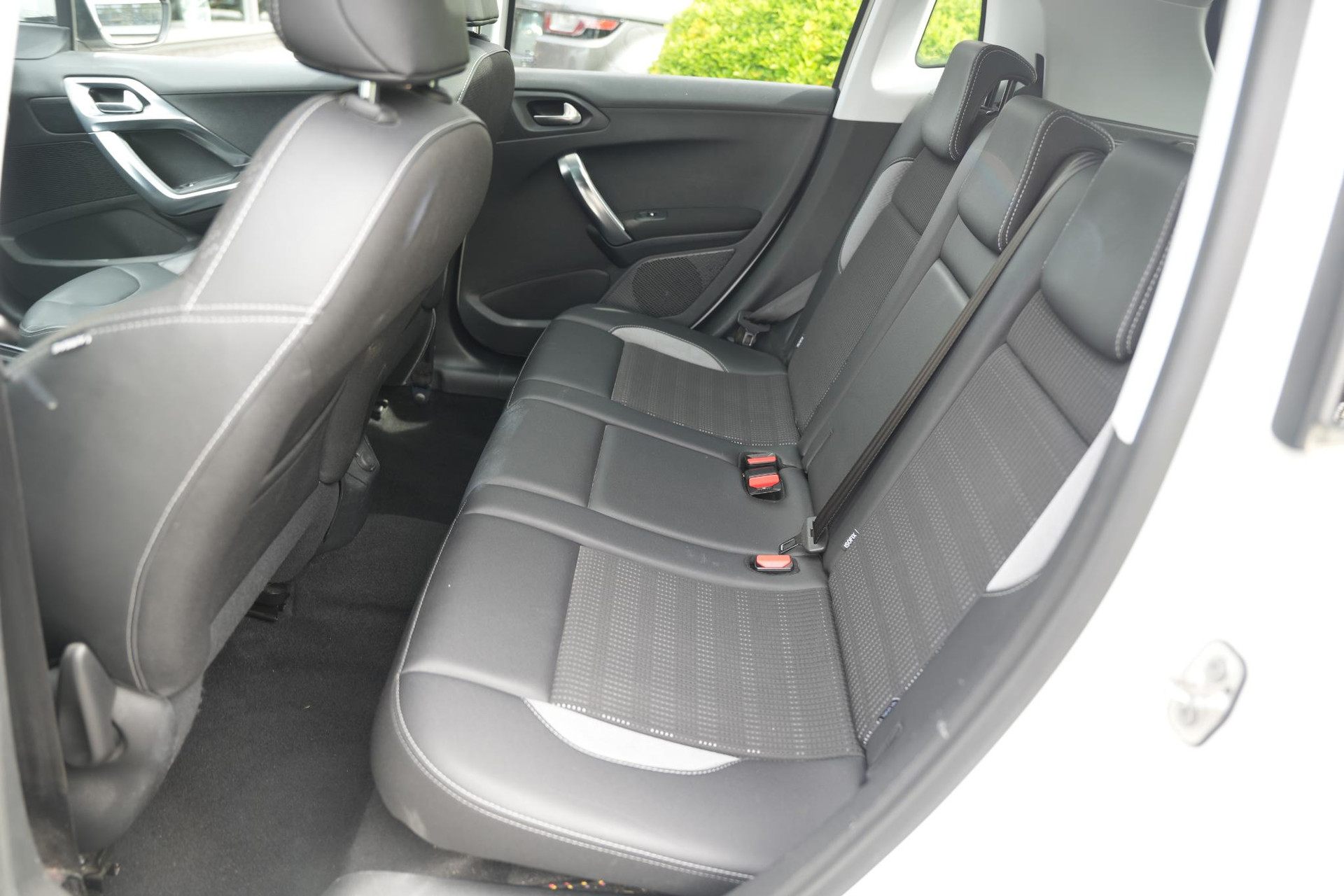 Peugeot 2008 1.2 PureTech Allure 2017 Vernismetaallak gris artense 16