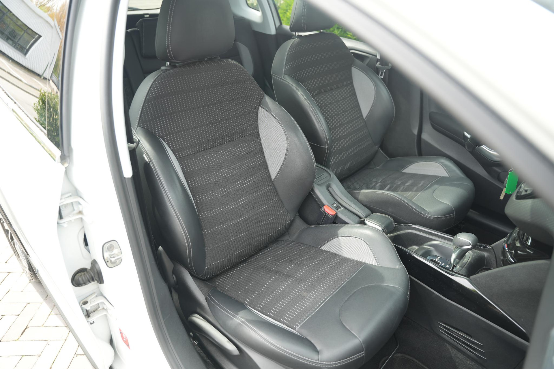 Peugeot 2008 1.2 PureTech Allure 2017 Vernismetaallak gris artense 17