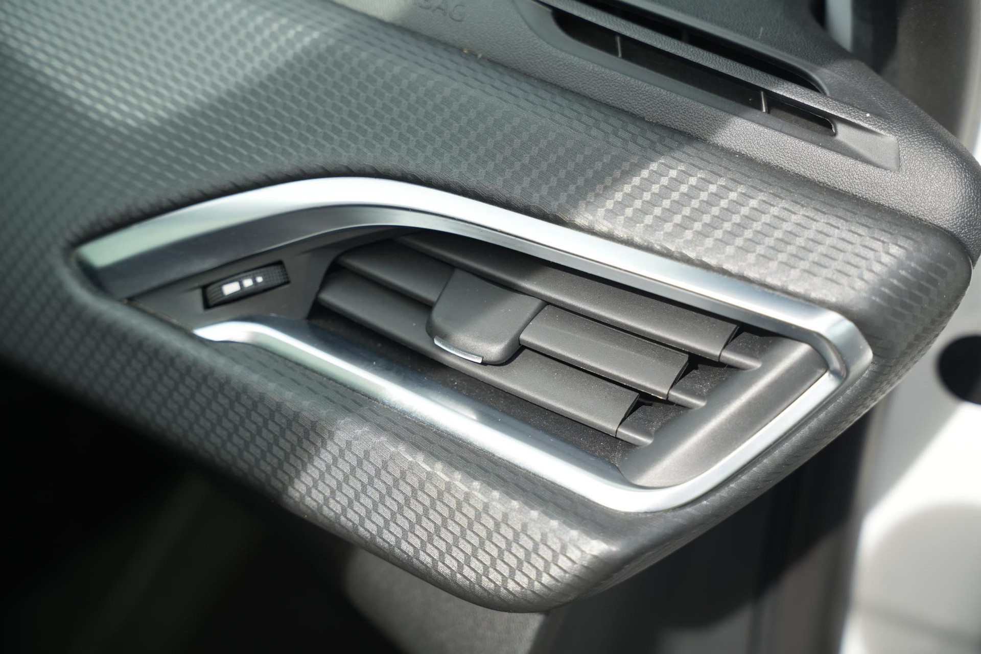 Peugeot 2008 1.2 PureTech Allure 2017 Vernismetaallak gris artense 18