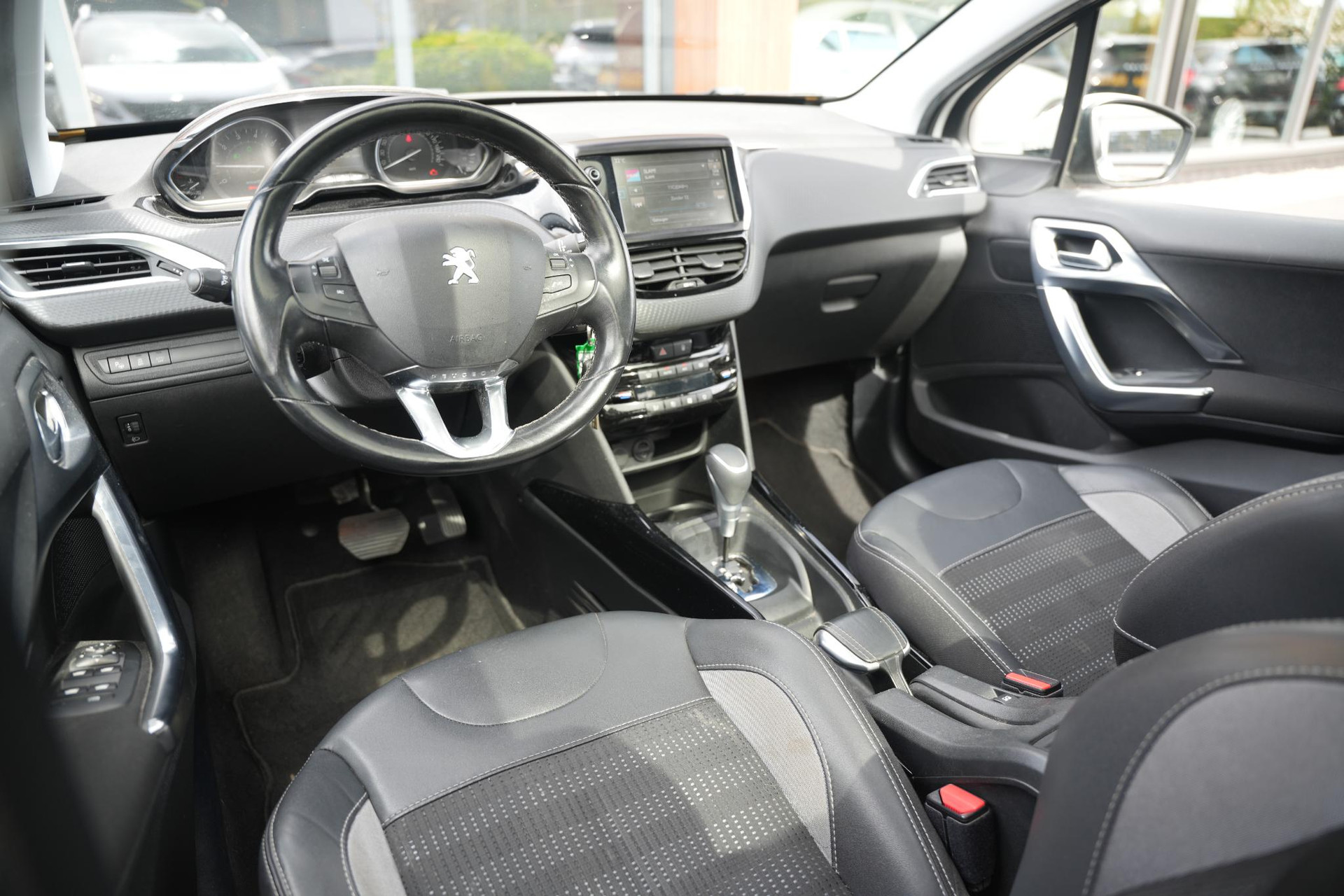 Peugeot 2008 1.2 PureTech Allure 2017 Vernismetaallak gris artense 2