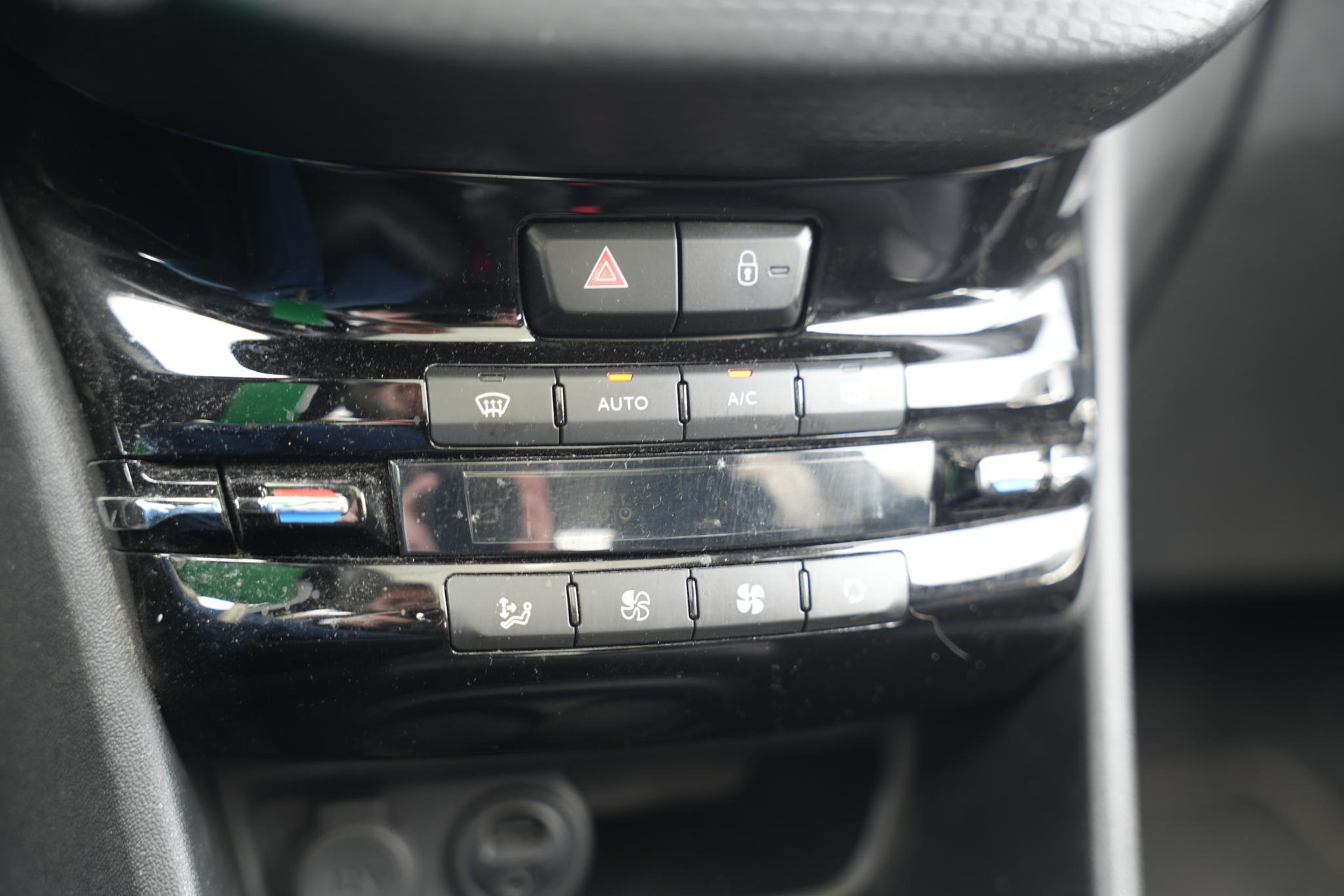 Peugeot 2008 1.2 PureTech Allure 2017 Vernismetaallak gris artense 23