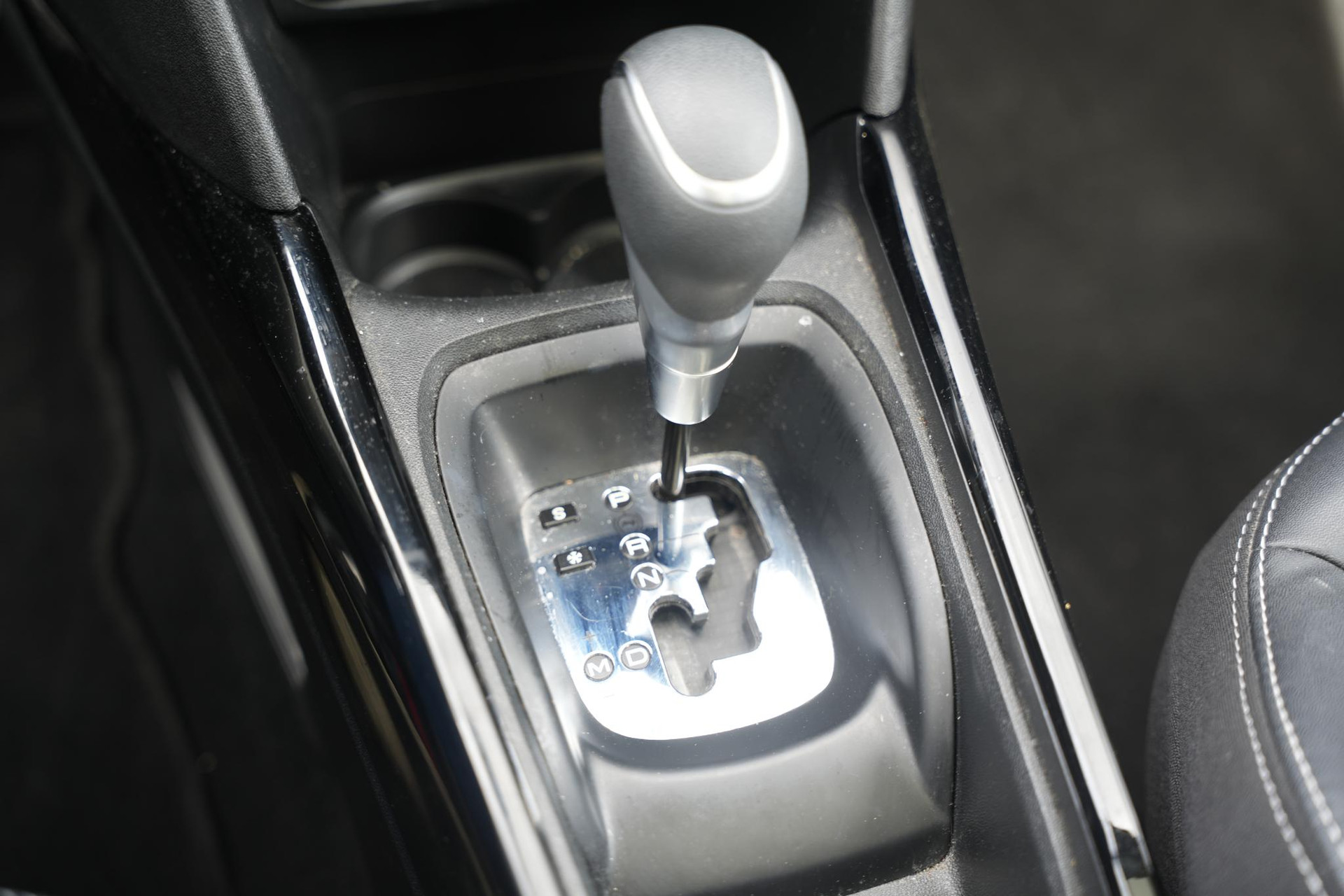 Peugeot 2008 1.2 PureTech Allure 2017 Vernismetaallak gris artense 24