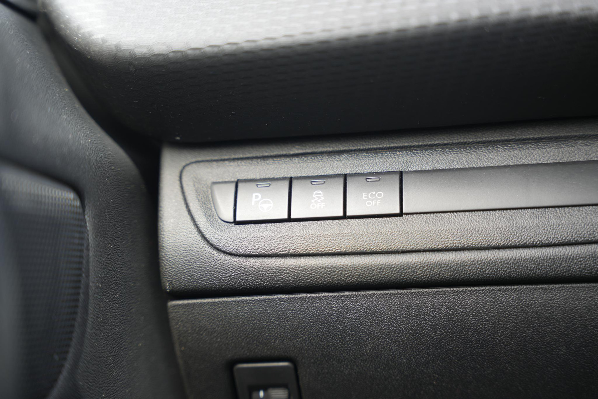 Peugeot 2008 1.2 PureTech Allure 2017 Vernismetaallak gris artense 25