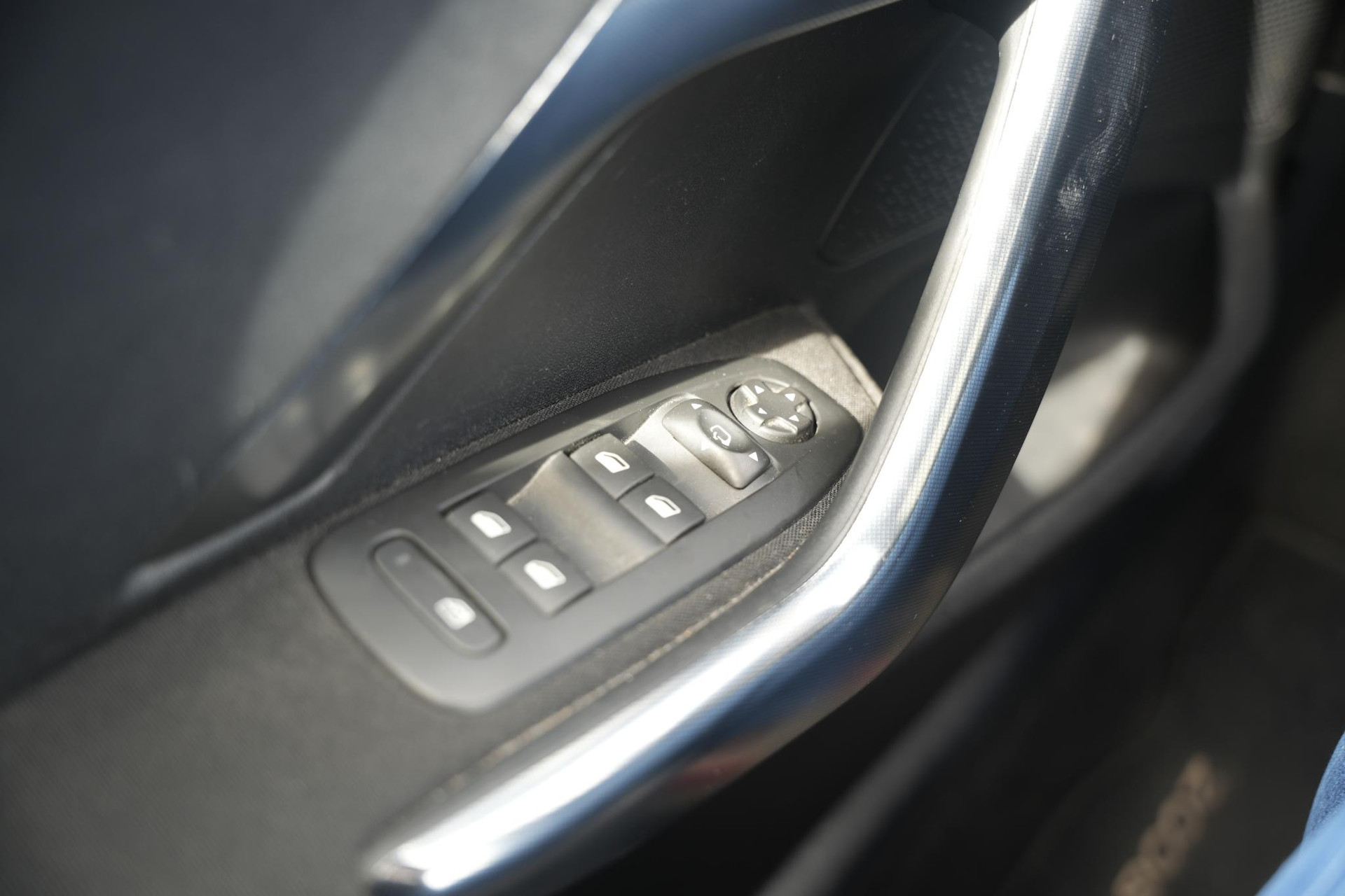 Peugeot 2008 1.2 PureTech Allure 2017 Vernismetaallak gris artense 26