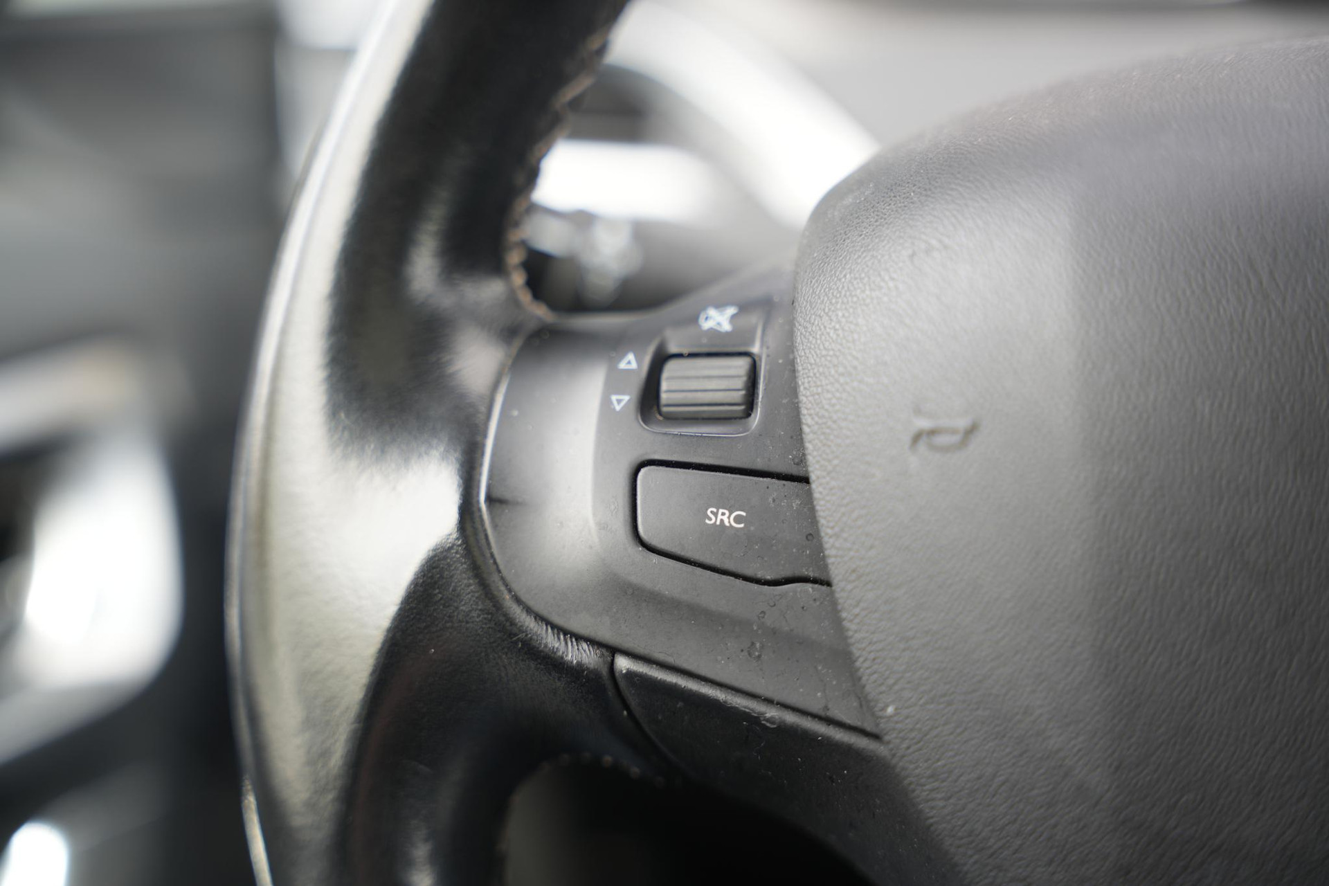 Peugeot 2008 1.2 PureTech Allure 2017 Vernismetaallak gris artense 28