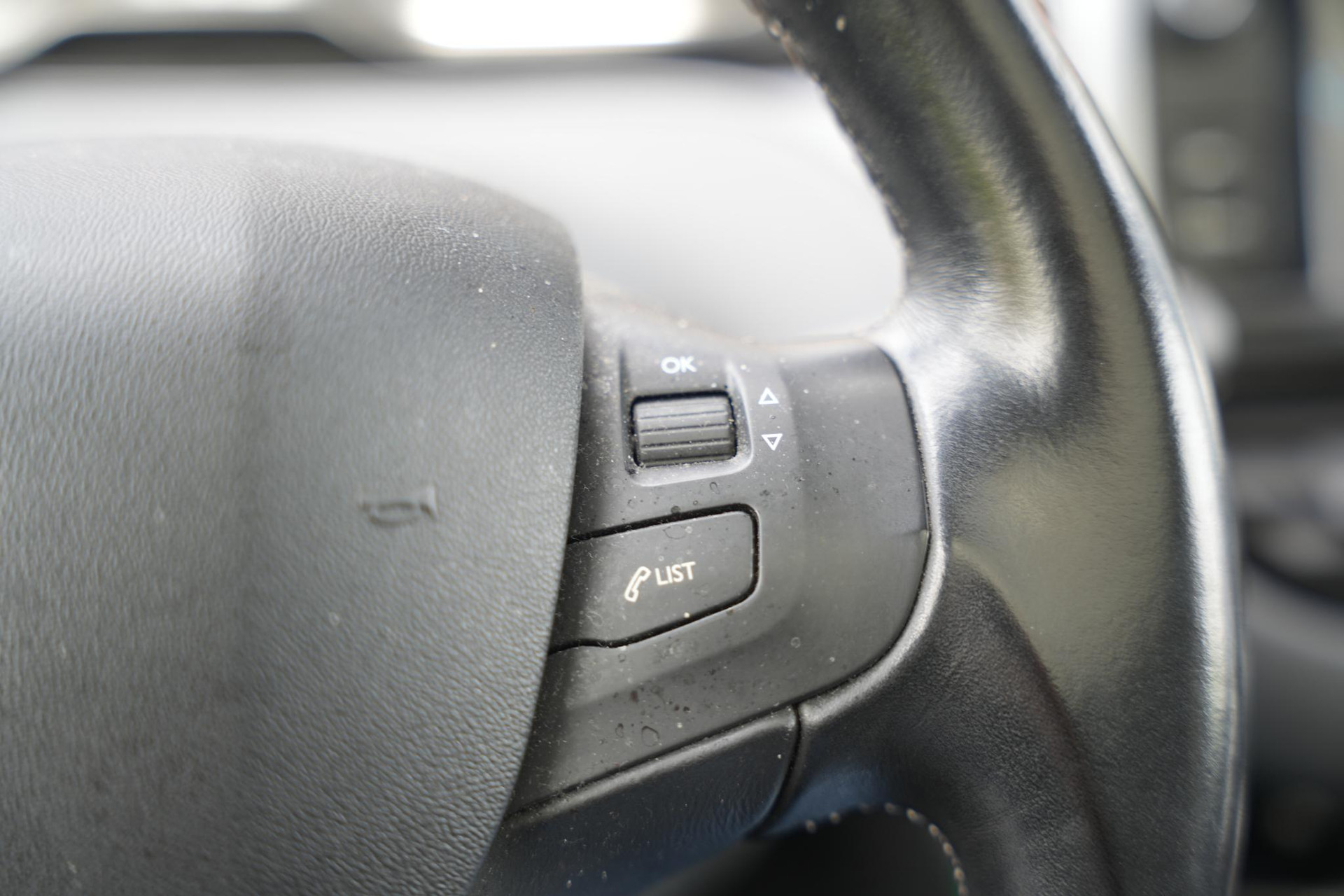 Peugeot 2008 1.2 PureTech Allure 2017 Vernismetaallak gris artense 29