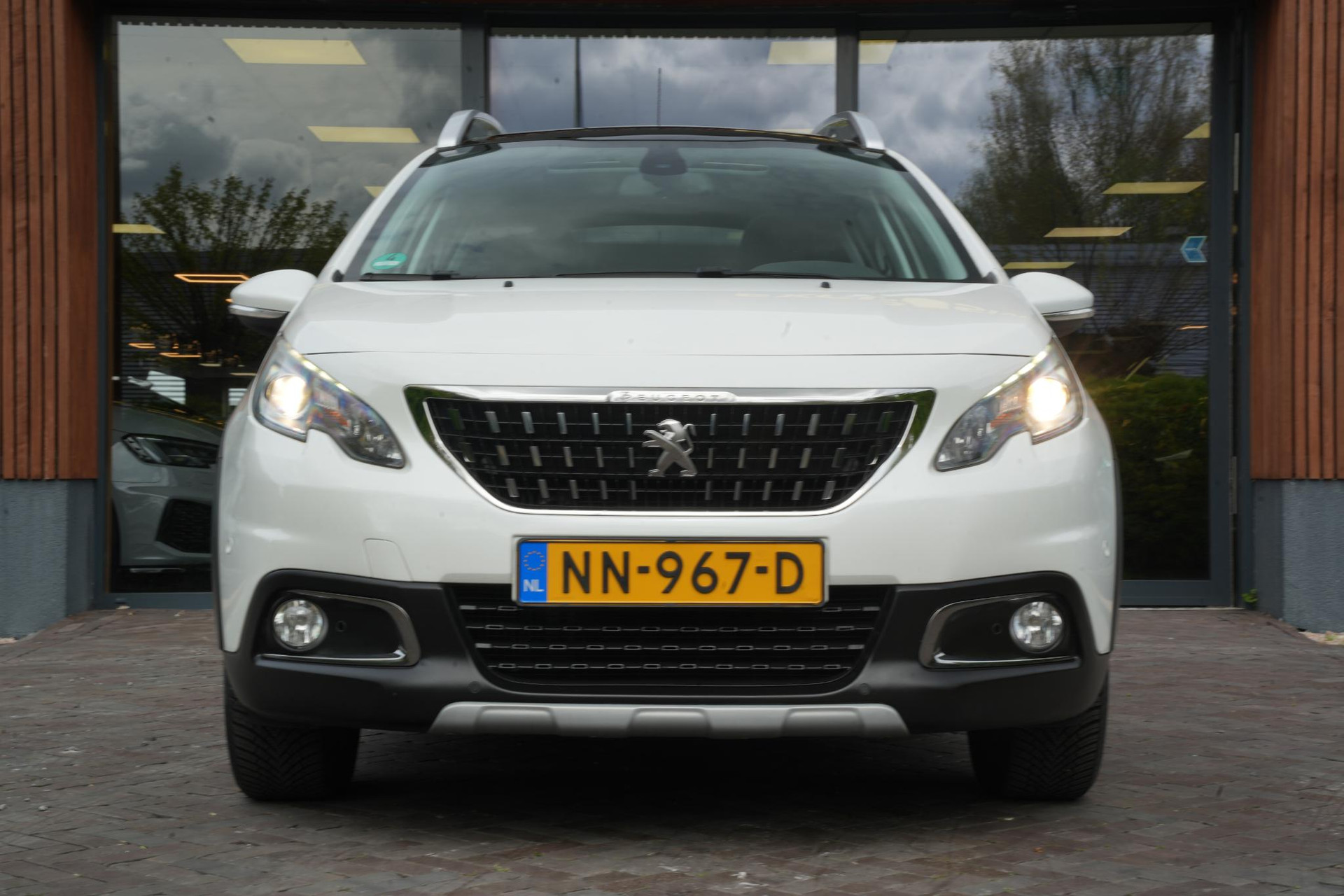 Peugeot 2008 1.2 PureTech Allure 2017 Vernismetaallak gris artense 3