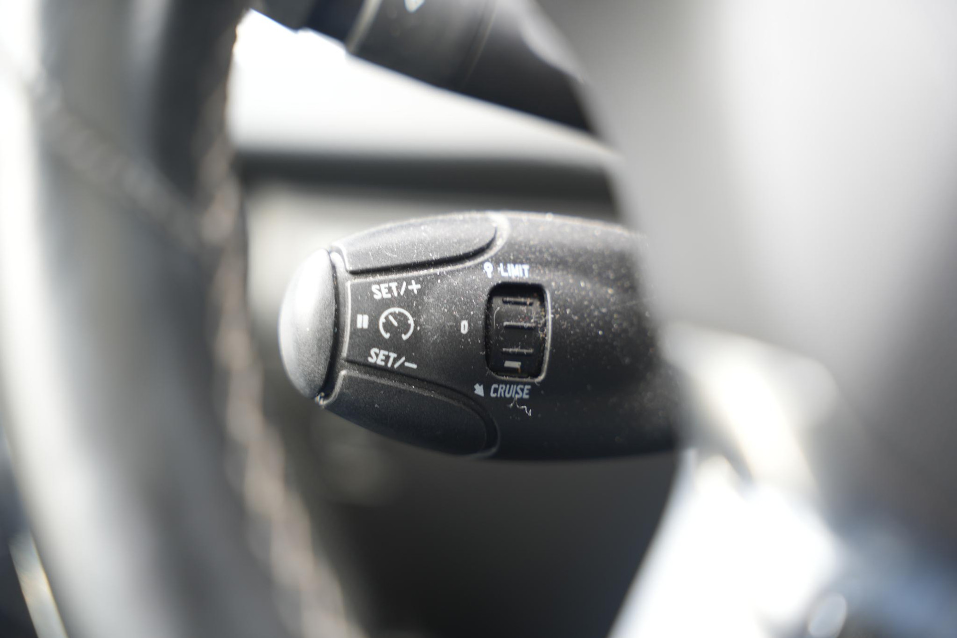 Peugeot 2008 1.2 PureTech Allure 2017 Vernismetaallak gris artense 30