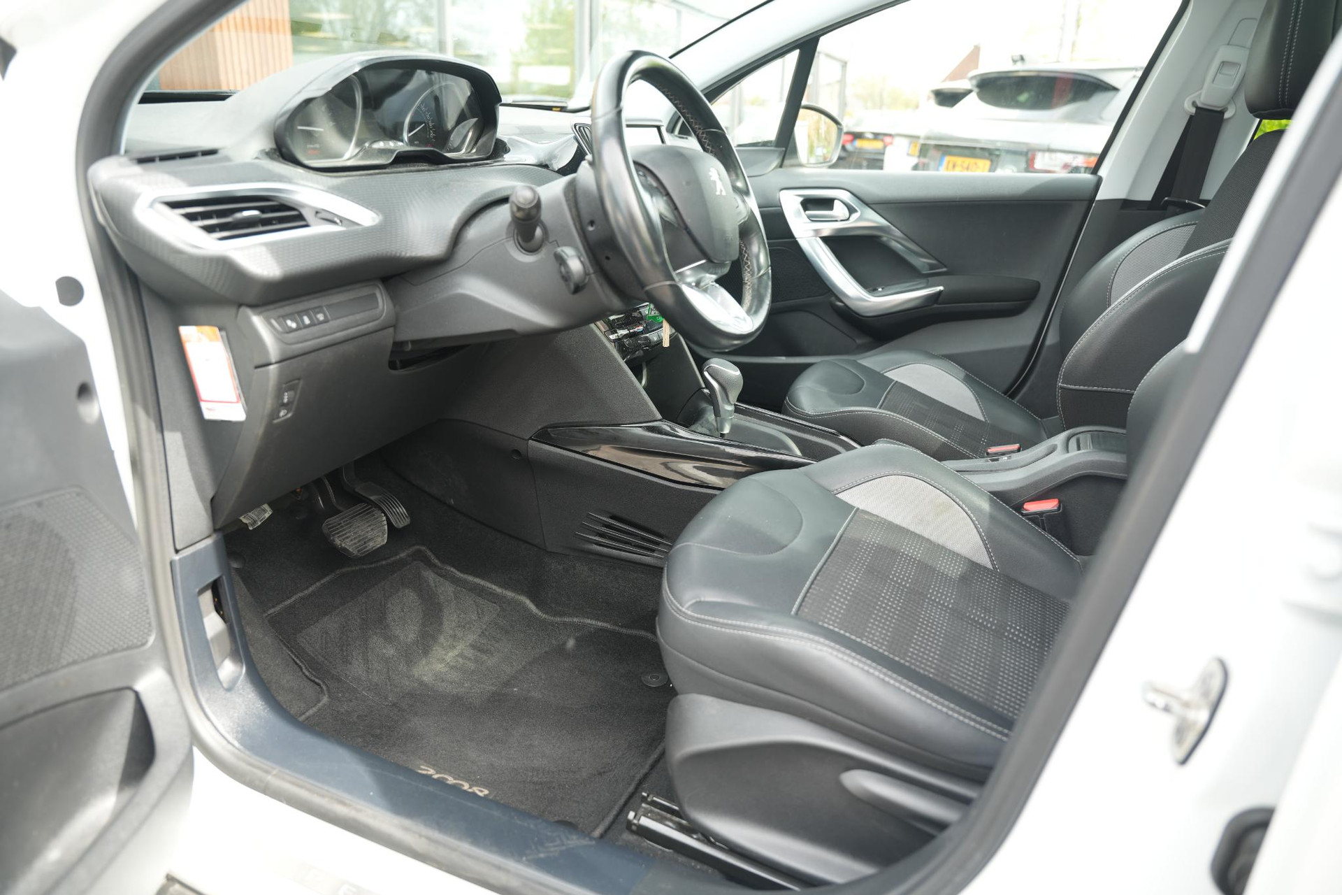 Peugeot 2008 1.2 PureTech Allure 2017 Vernismetaallak gris artense 4