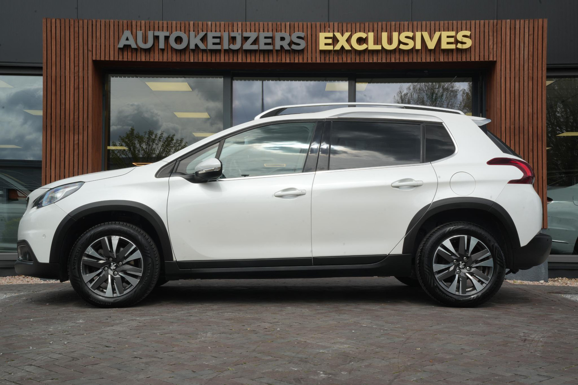 Peugeot 2008 1.2 PureTech Allure 2017 Vernismetaallak gris artense 5