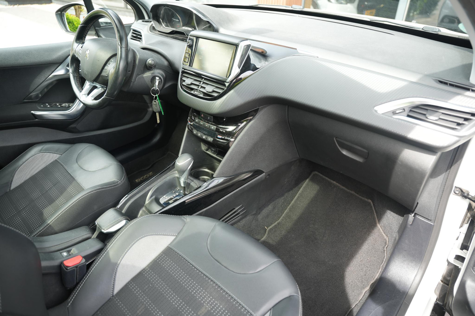 Peugeot 2008 1.2 PureTech Allure 2017 Vernismetaallak gris artense 8