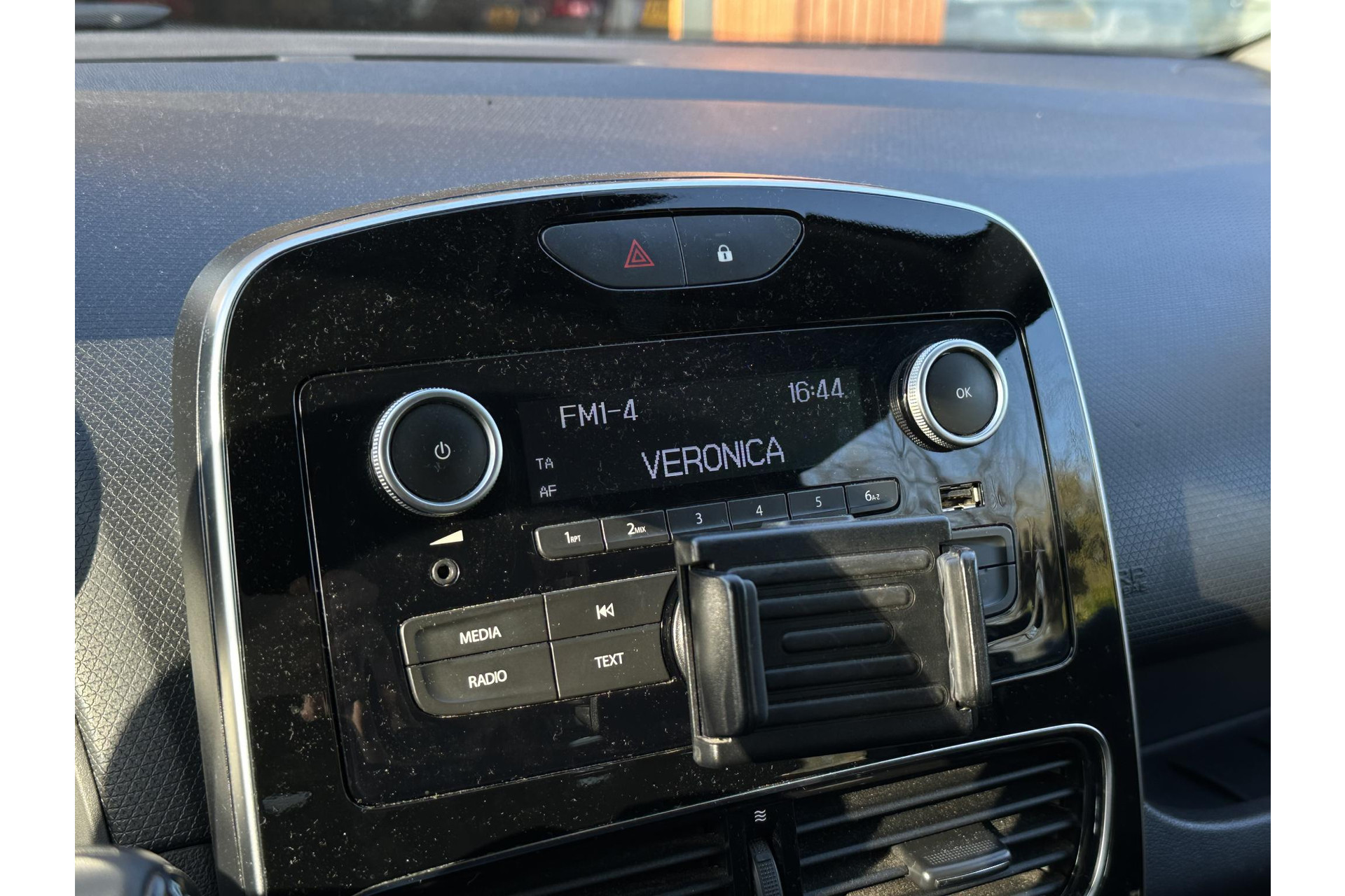 Renault Clio Estate 1.2 16V 2017 GREY TITANIUM (TEKPN) 17