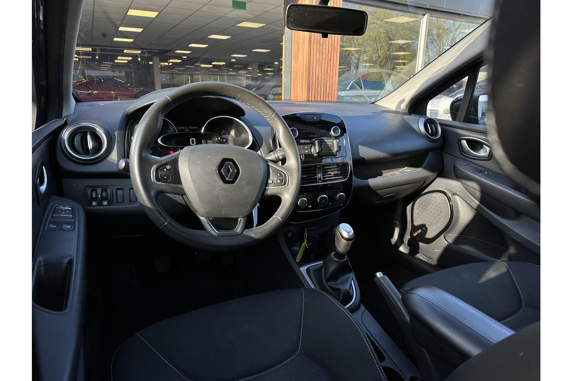 Renault Clio Estate 1.2 16V 2017 GREY TITANIUM (TEKPN) 2