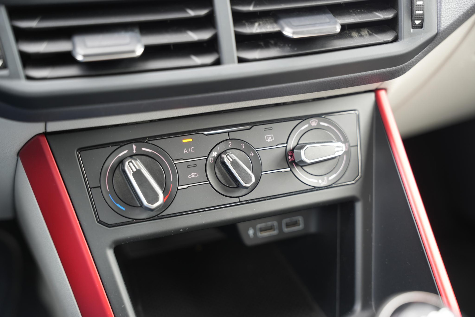 Volkswagen Polo 1.0 TSI Beats 2018 Deep black pearl 24