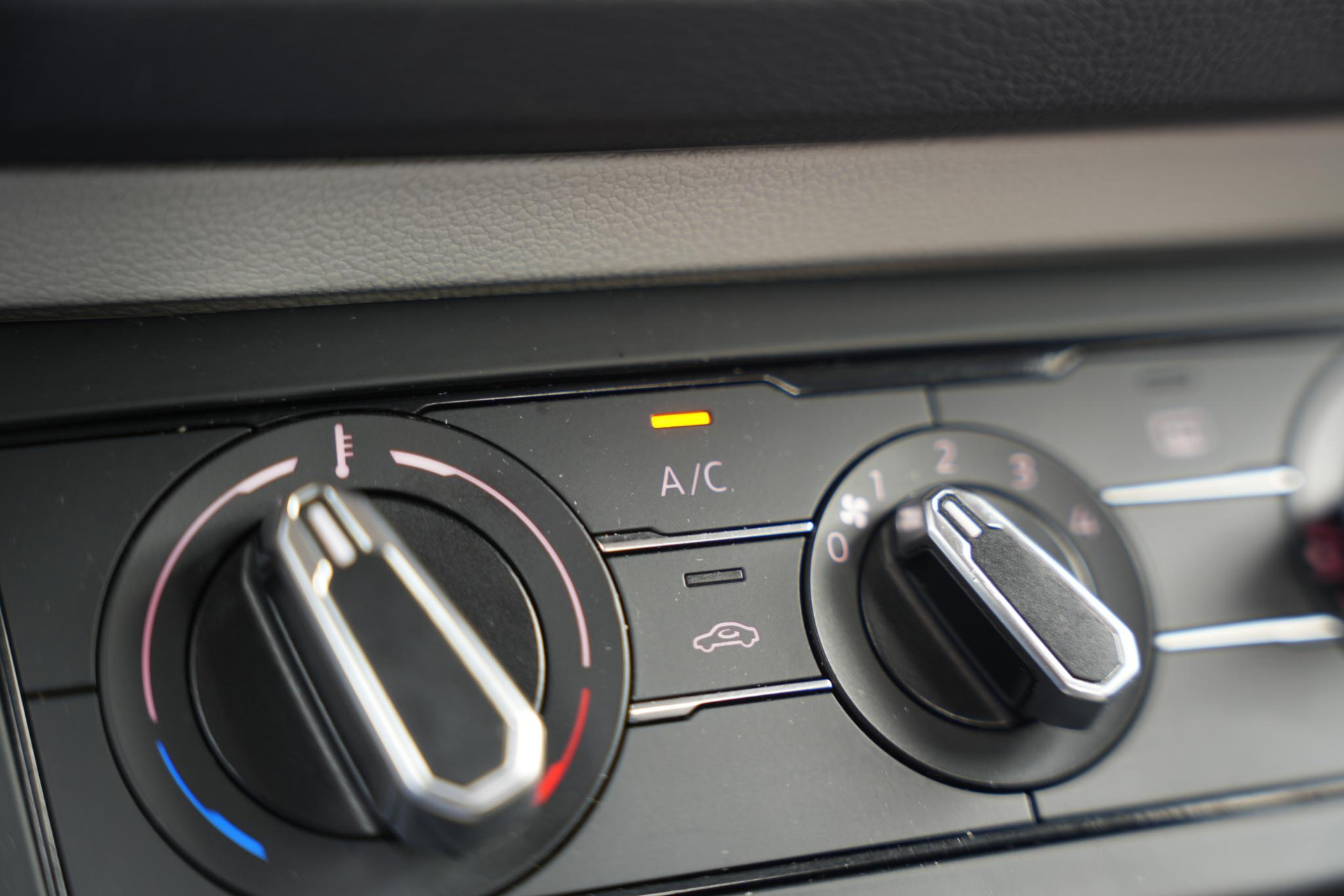 Volkswagen Polo 1.0 TSI Beats 2018 Deep black pearl 25