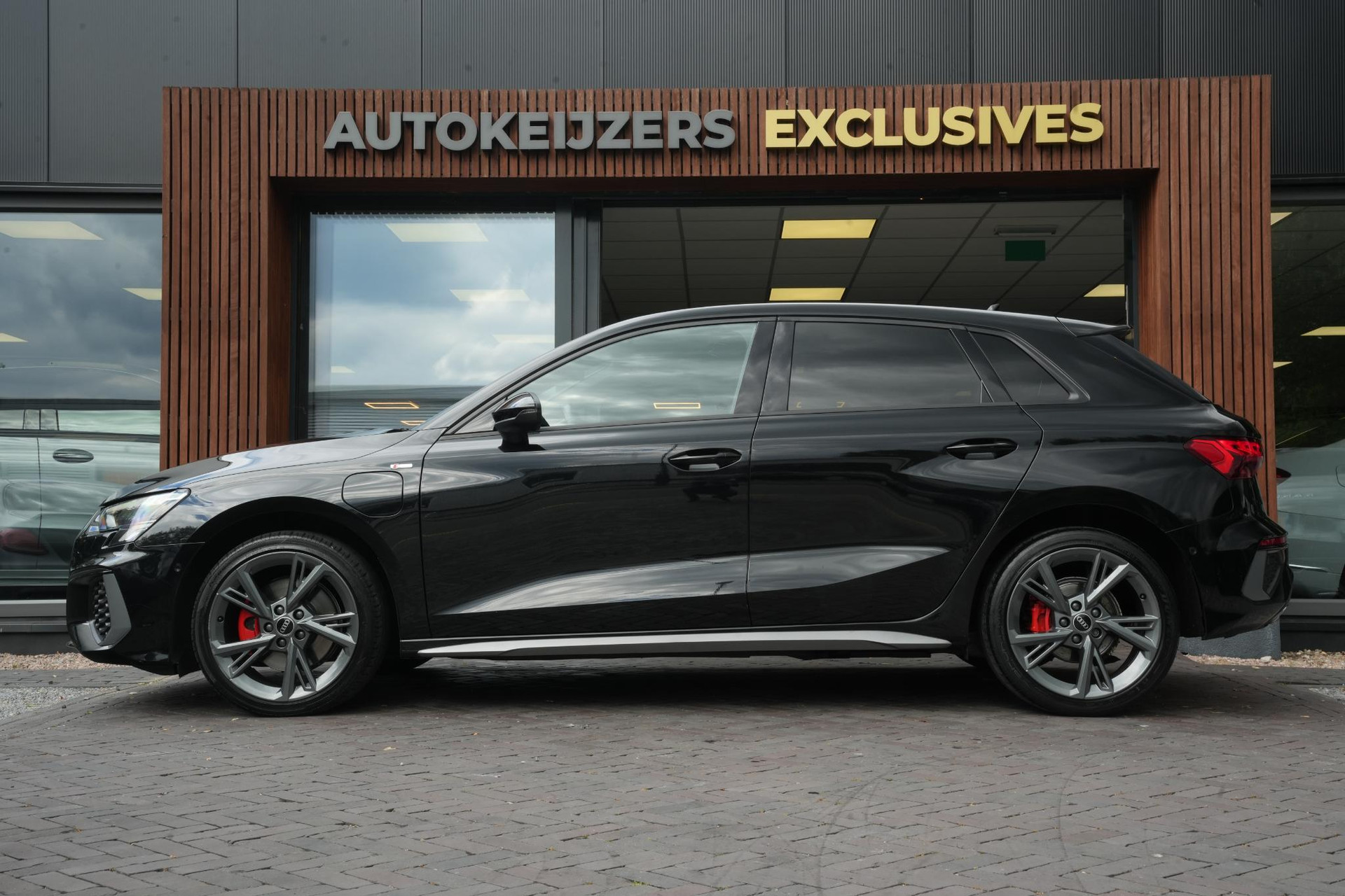 Audi A3 Sportback 40 TFSI e Business edition 2021 Mythoszwart metallic 3