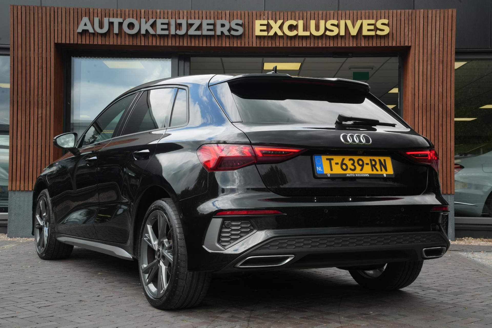 Audi A3 Sportback 40 TFSI e Business edition 2021 Mythoszwart metallic 4