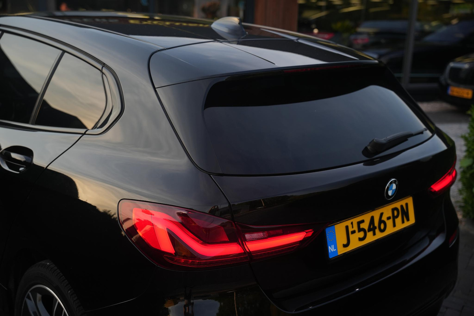 BMW 1-serie 118i Executive Edition 2020 Schwarz ii 14