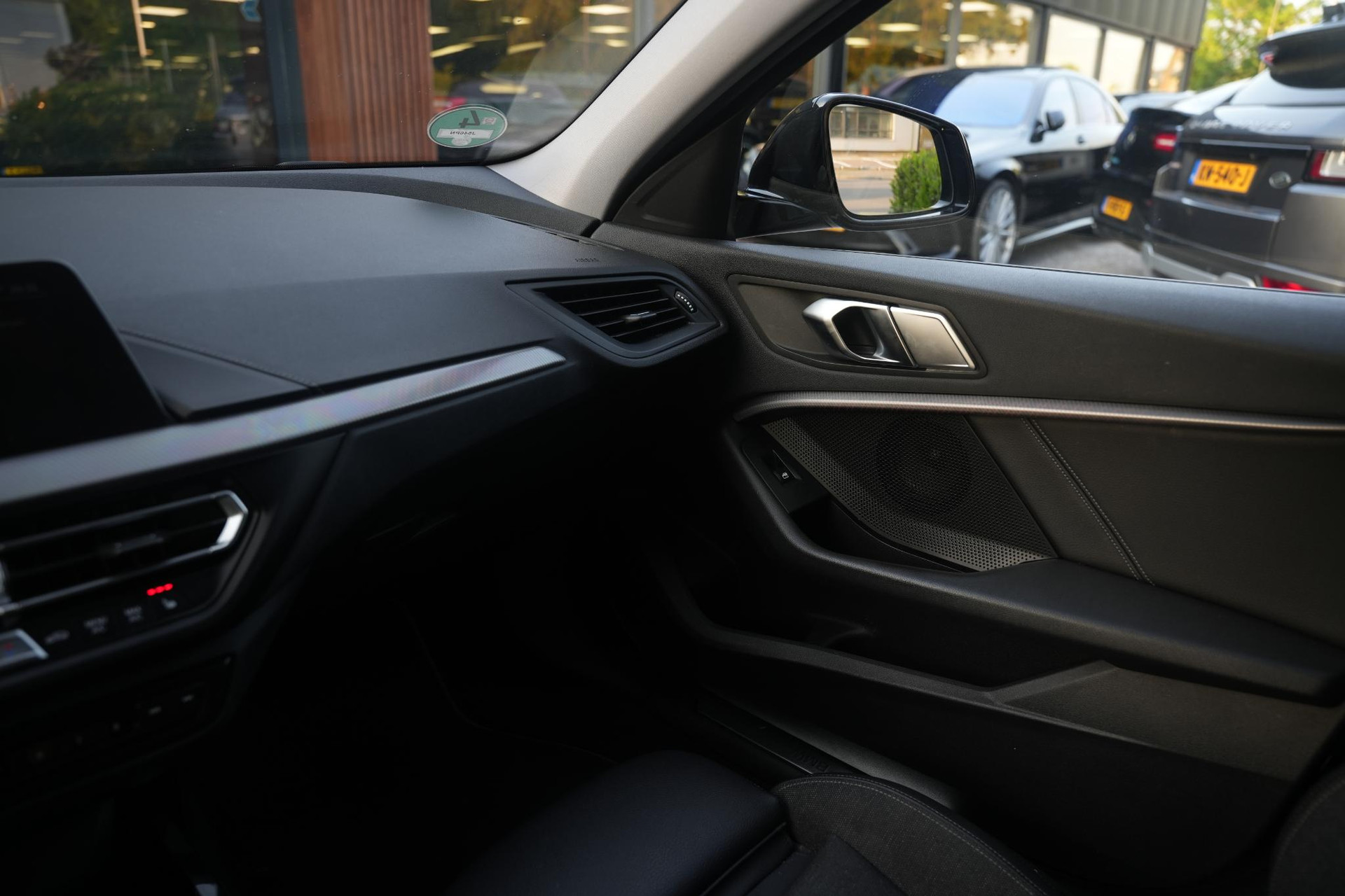 BMW 1-serie 118i Executive Edition 2020 Schwarz ii 34