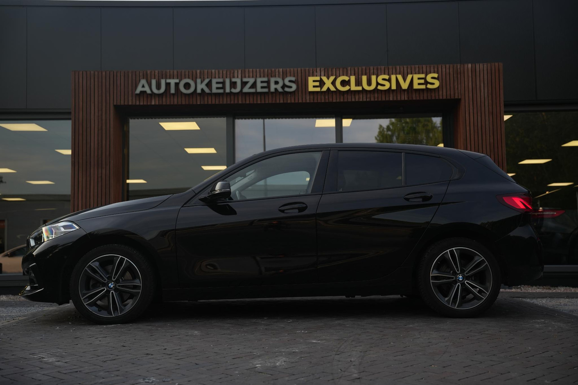 BMW 1-serie 118i Executive Edition 2020 Schwarz ii 5