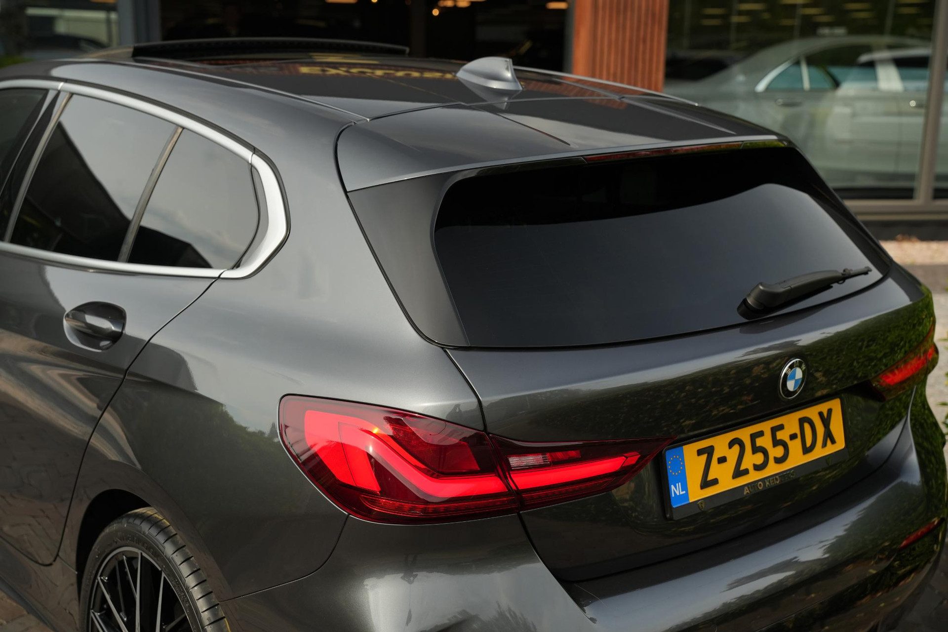 BMW 1-serie 118i High Executive 2020 Mineral-grau metallic (B39) 13