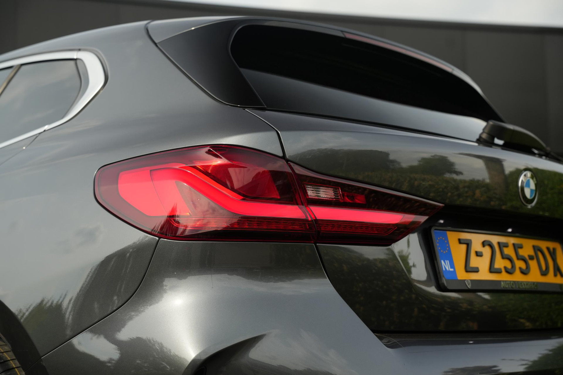 BMW 1-serie 118i High Executive 2020 Mineral-grau metallic (B39) 14