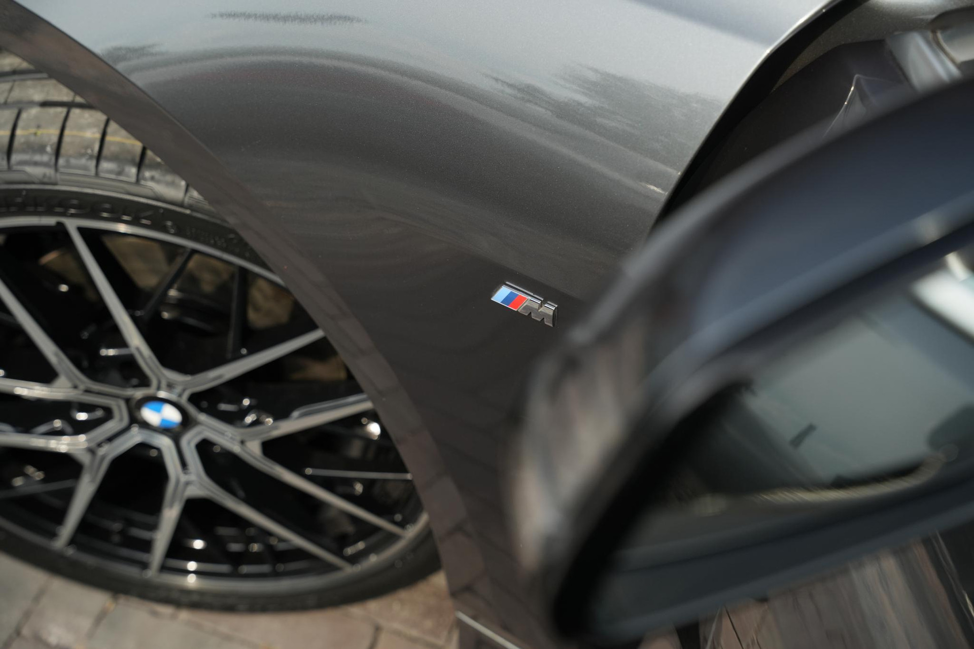 BMW 1-serie 118i High Executive 2020 Mineral-grau metallic (B39) 17