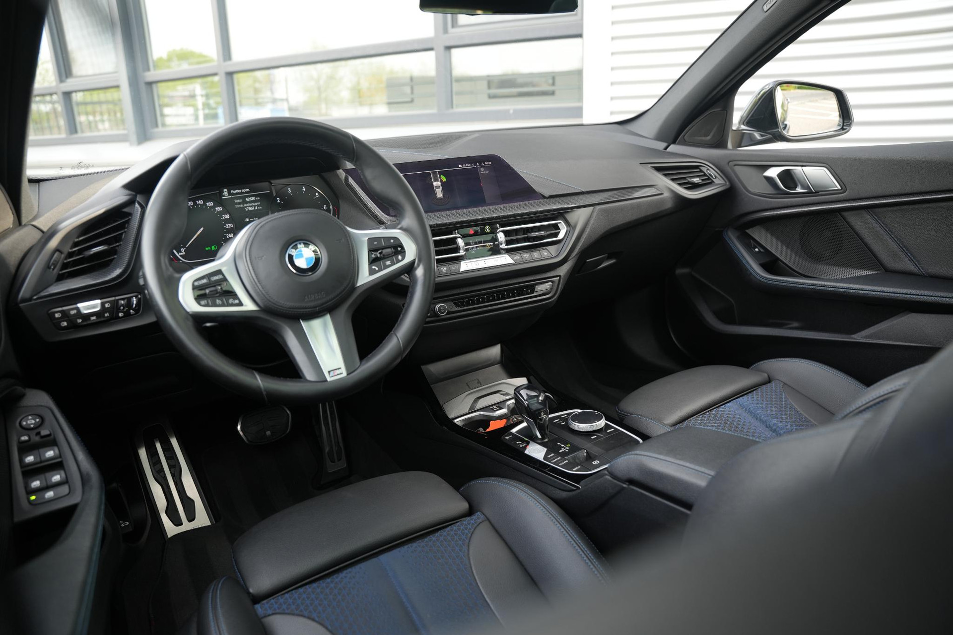 BMW 1-serie 118i High Executive 2020 Mineral-grau metallic (B39) 2