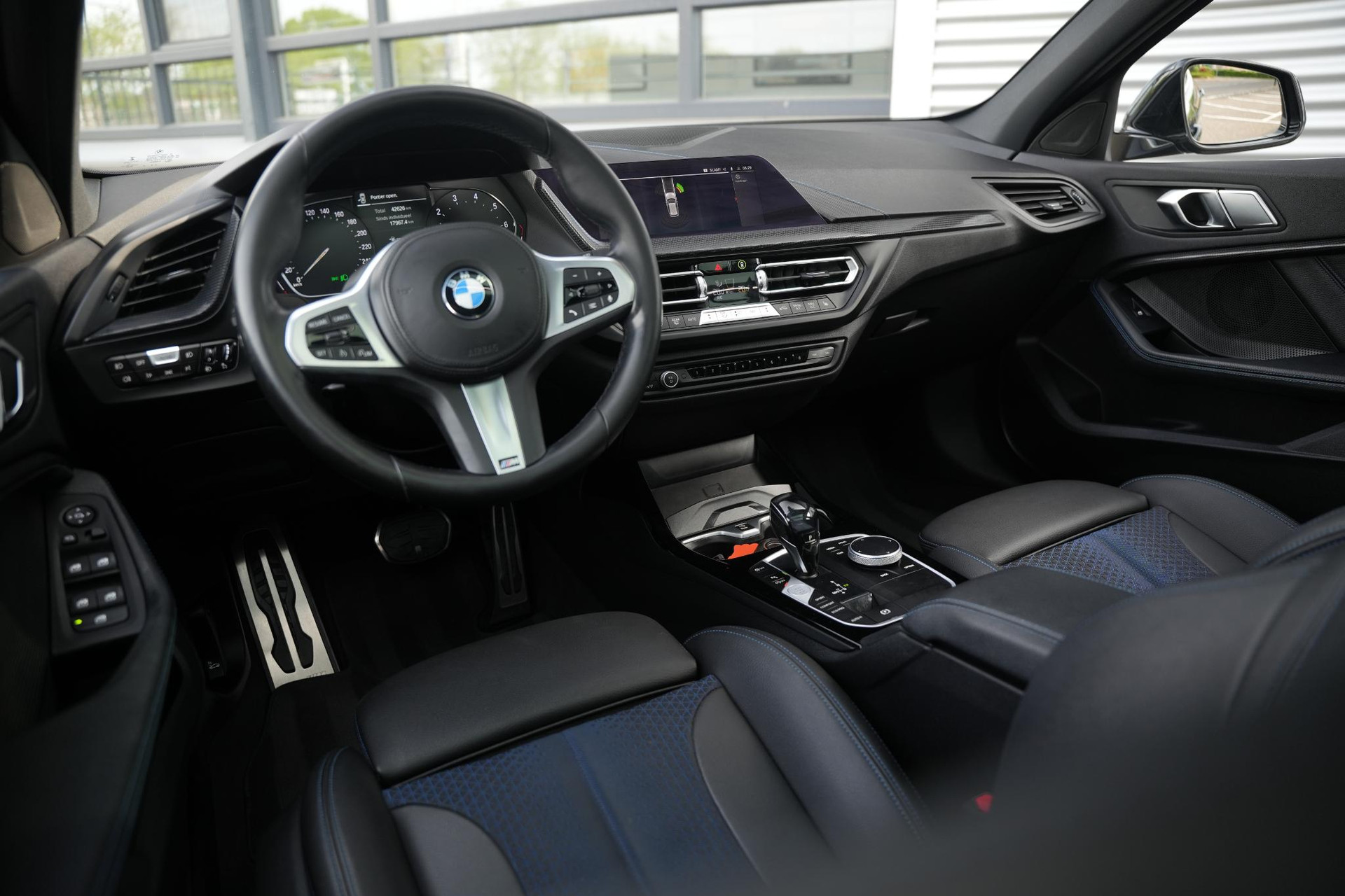 BMW 1-serie 118i High Executive 2020 Mineral-grau metallic (B39) 20