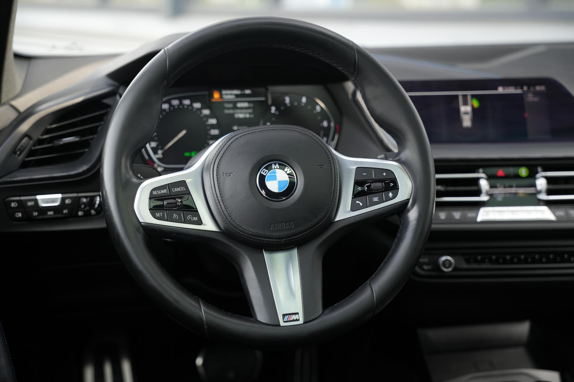 BMW 1-serie 118i High Executive 2020 Mineral-grau metallic (B39) 21