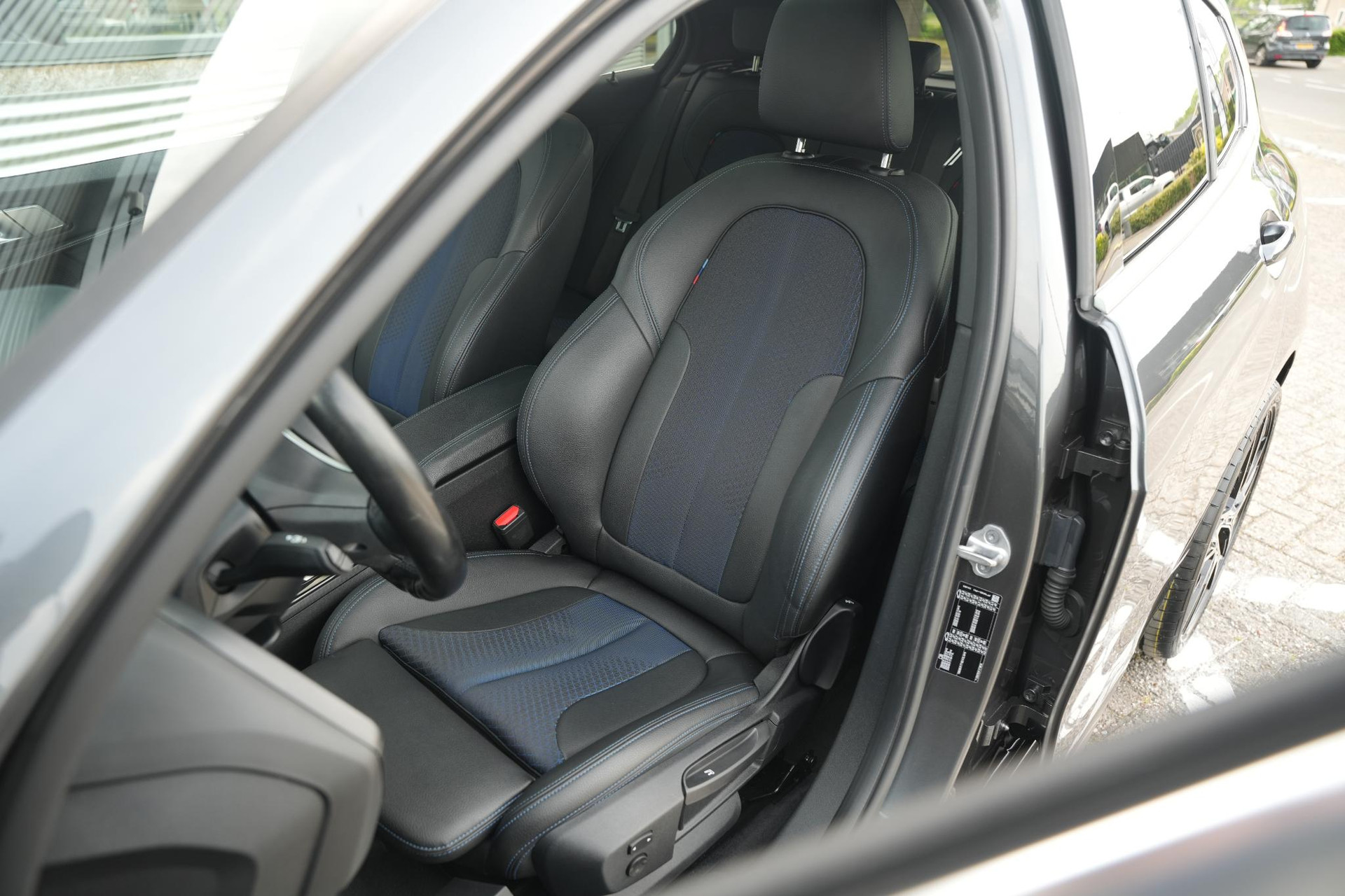 BMW 1-serie 118i High Executive 2020 Mineral-grau metallic (B39) 23