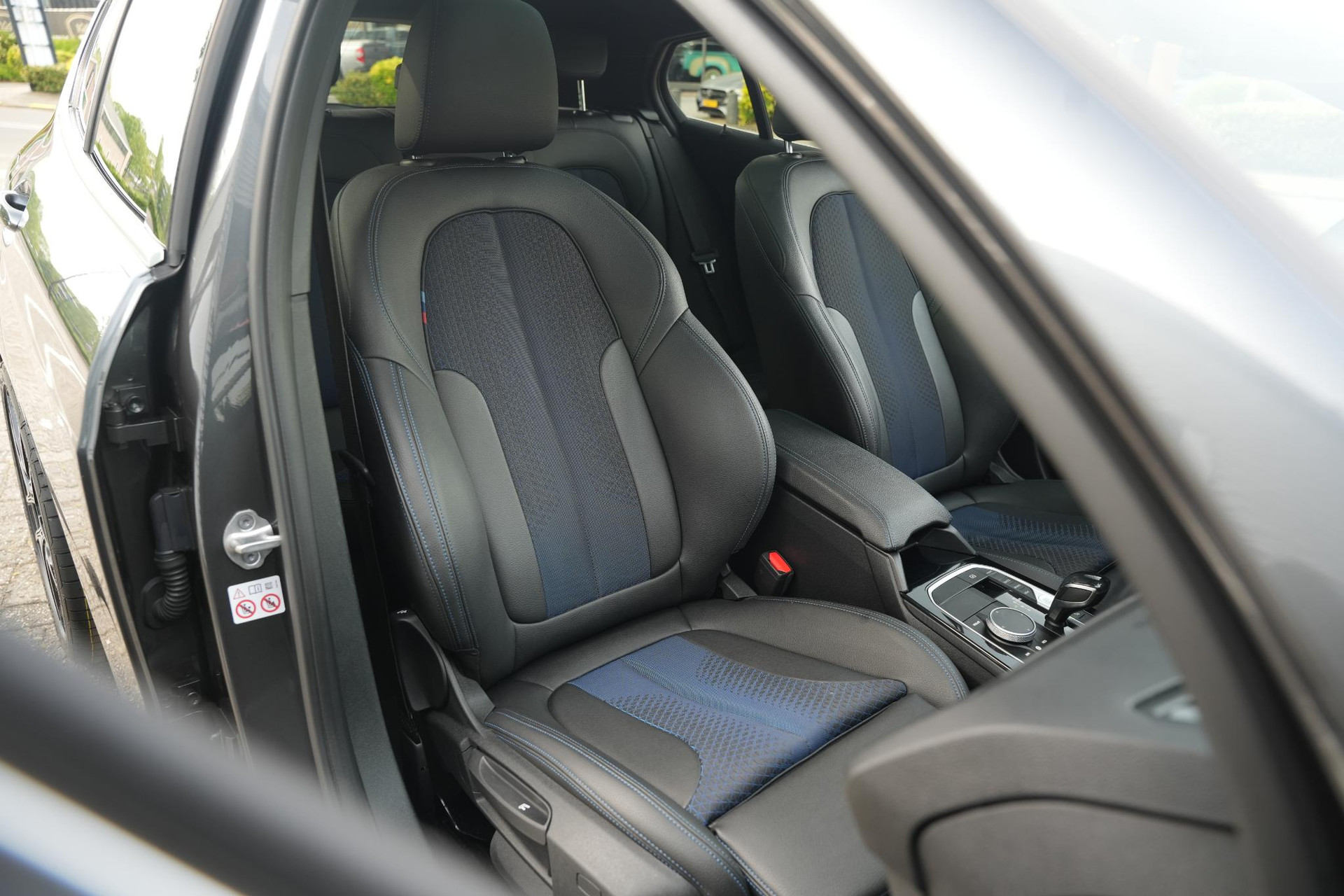 BMW 1-serie 118i High Executive 2020 Mineral-grau metallic (B39) 24
