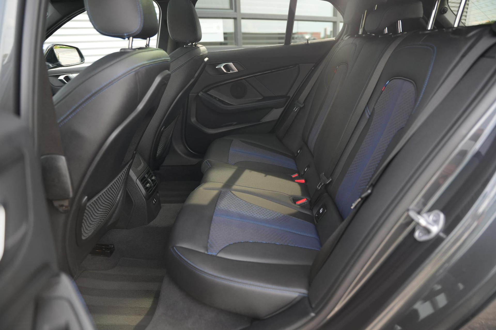 BMW 1-serie 118i High Executive 2020 Mineral-grau metallic (B39) 25