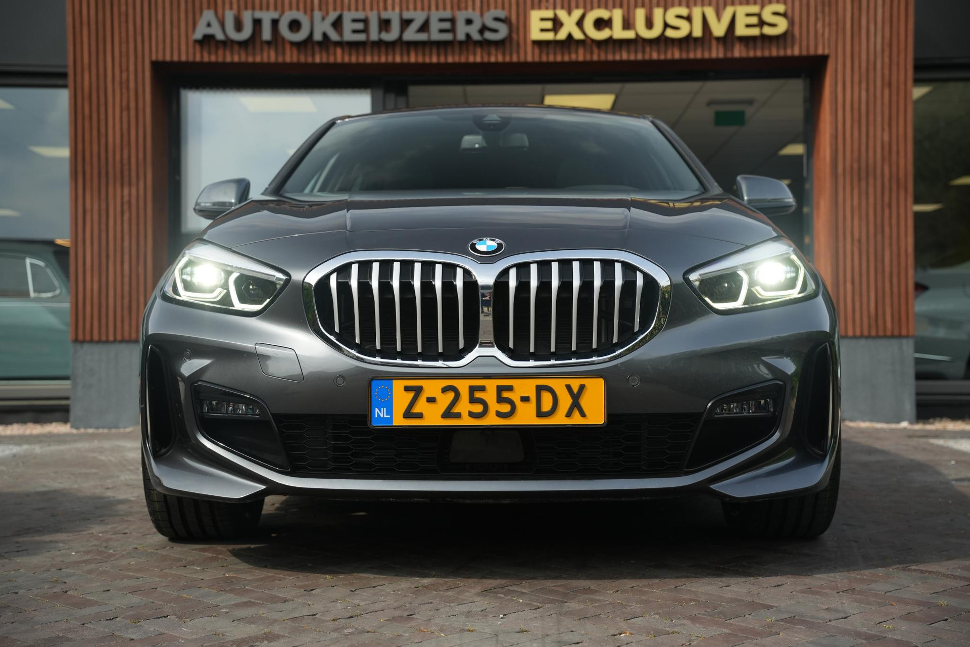 BMW 1-serie 118i High Executive 2020 Mineral-grau metallic (B39) 3