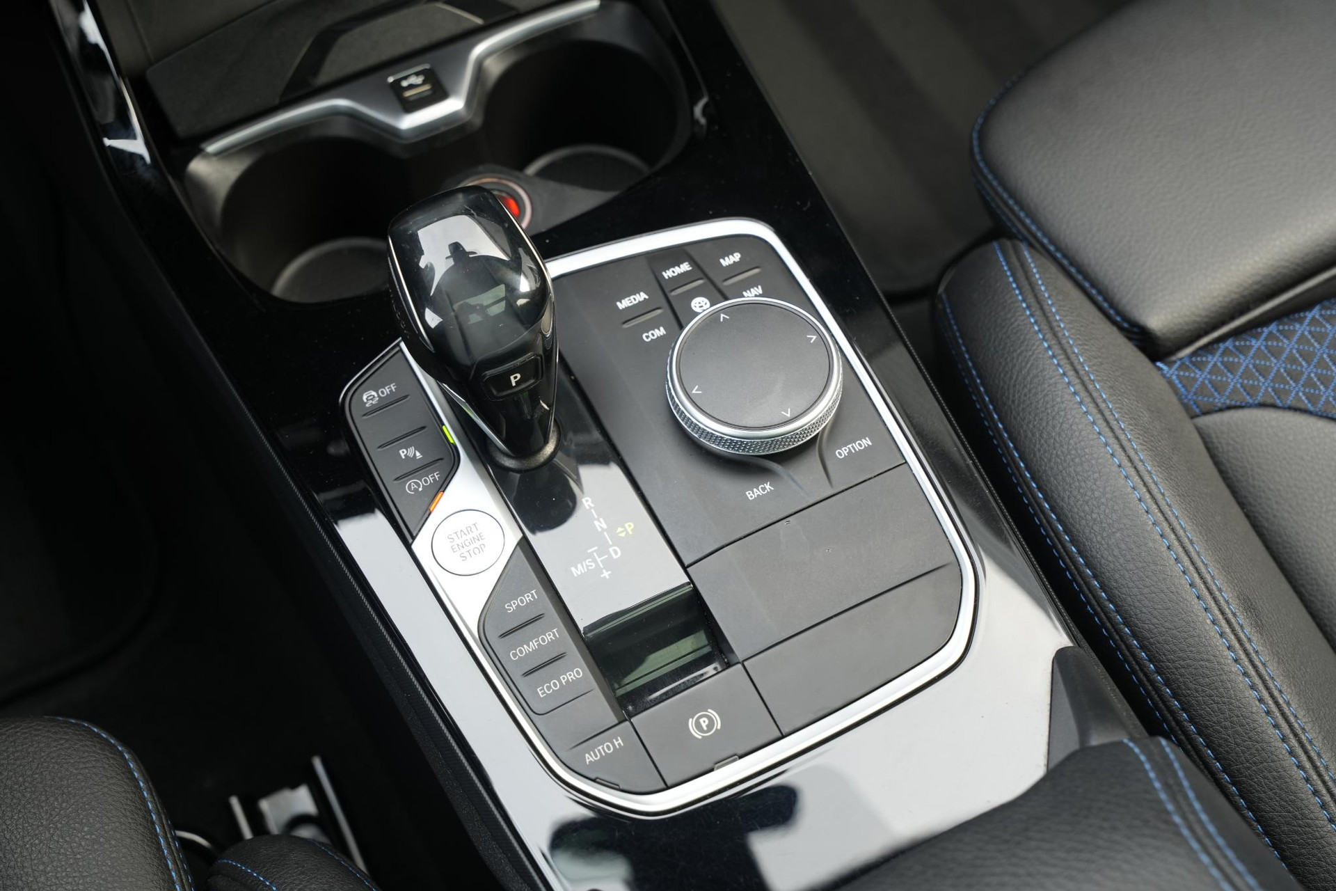 BMW 1-serie 118i High Executive 2020 Mineral-grau metallic (B39) 39