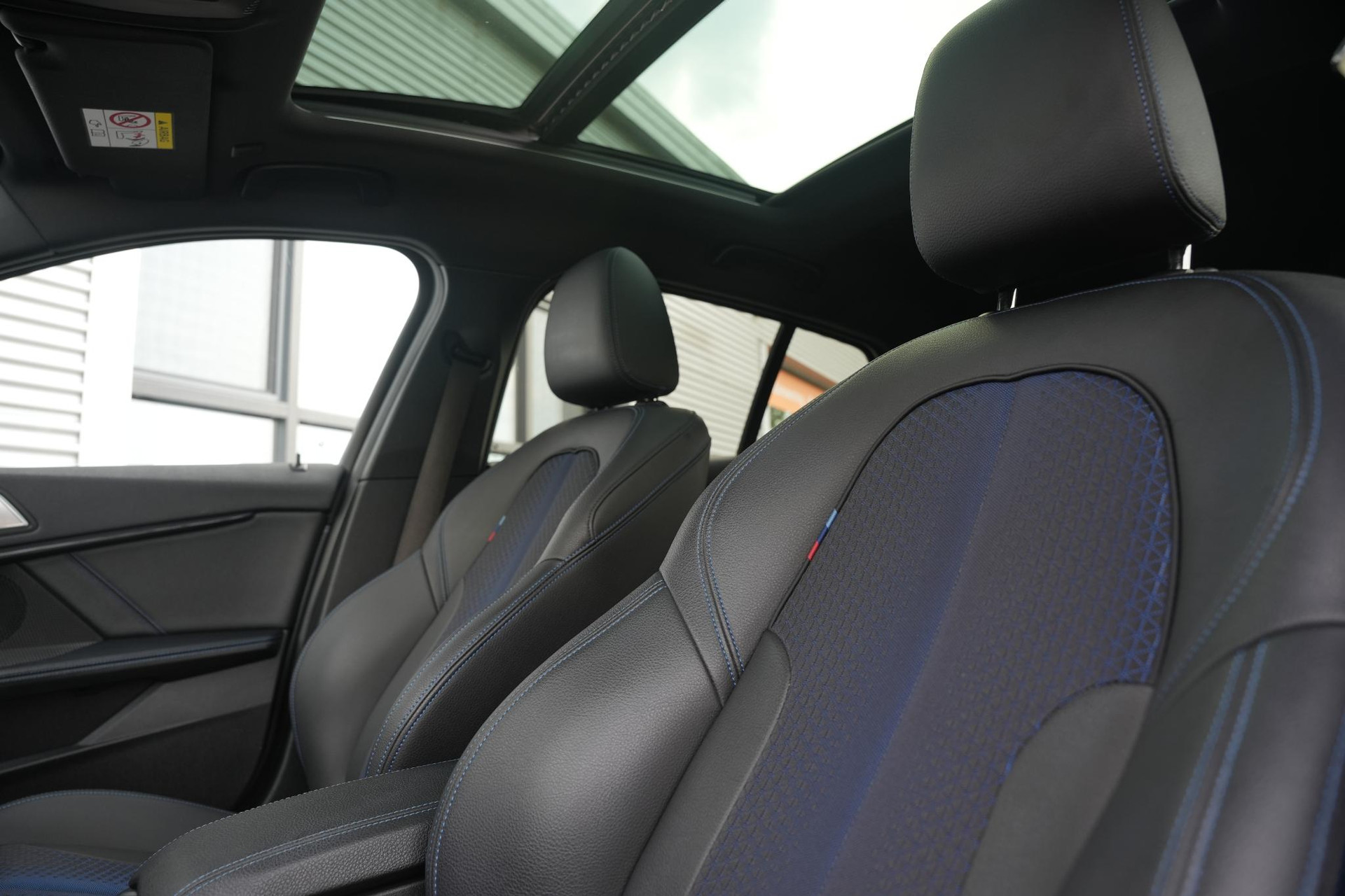 BMW 1-serie 118i High Executive 2020 Mineral-grau metallic (B39) 4
