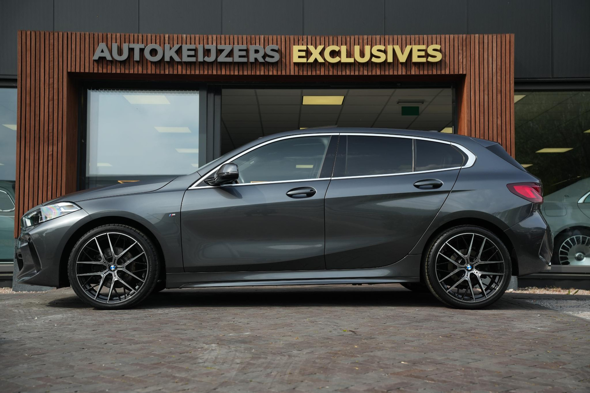 BMW 1-serie 118i High Executive 2020 Mineral-grau metallic (B39) 5