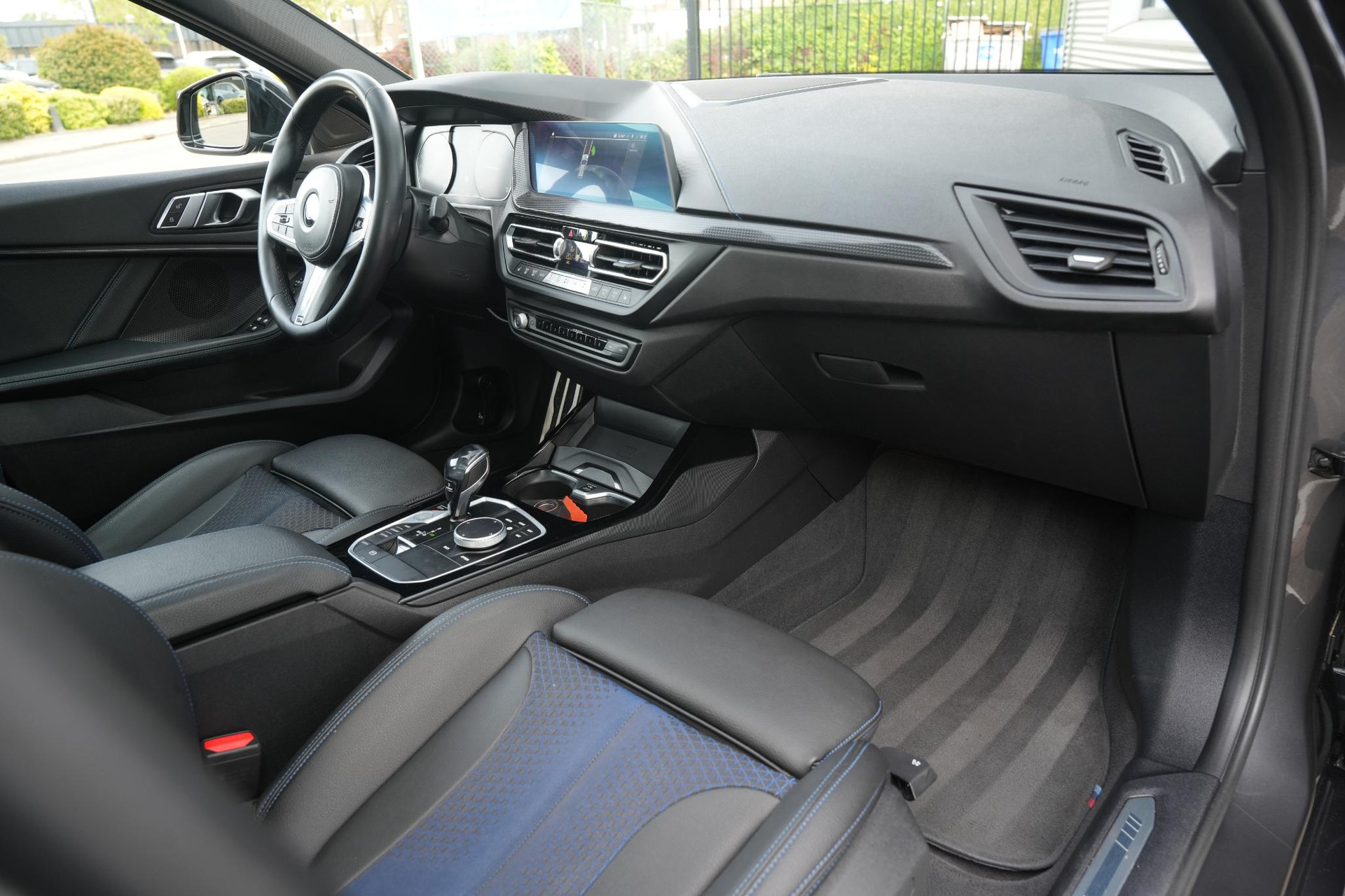 BMW 1-serie 118i High Executive 2020 Mineral-grau metallic (B39) 6
