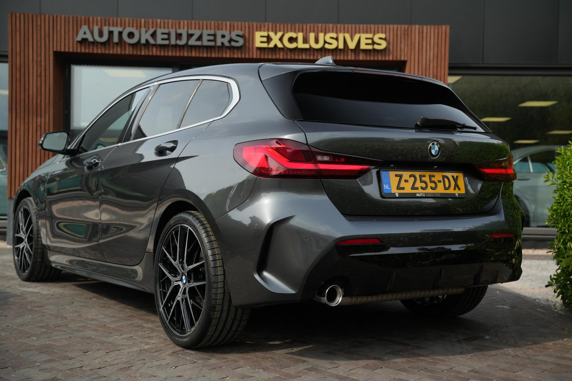 BMW 1-serie 118i High Executive 2020 Mineral-grau metallic (B39) 7
