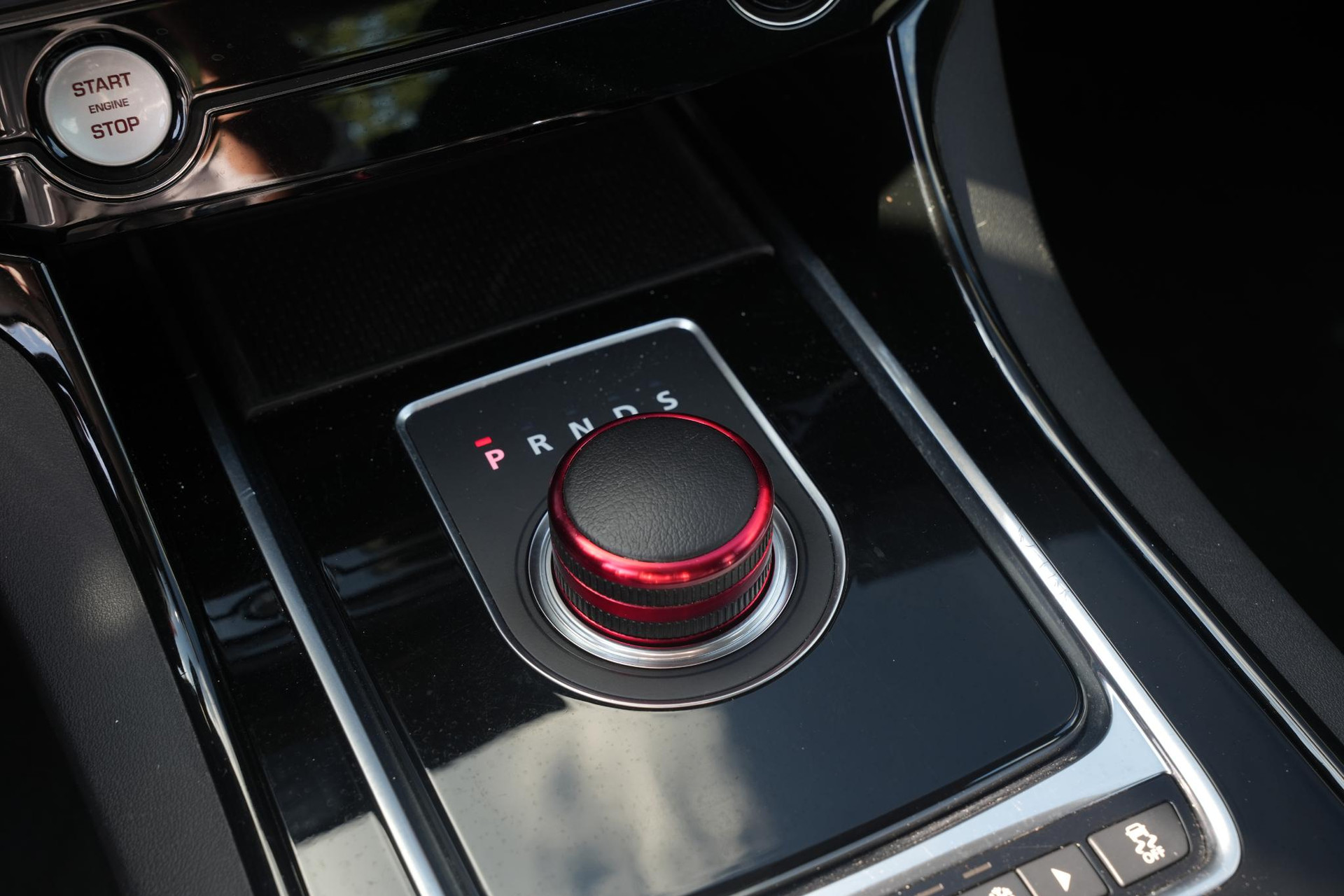 Jaguar XE 2.0 Portfolio 2015  10