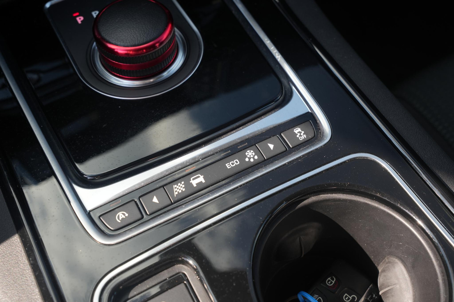 Jaguar XE 2.0 Portfolio 2015  11