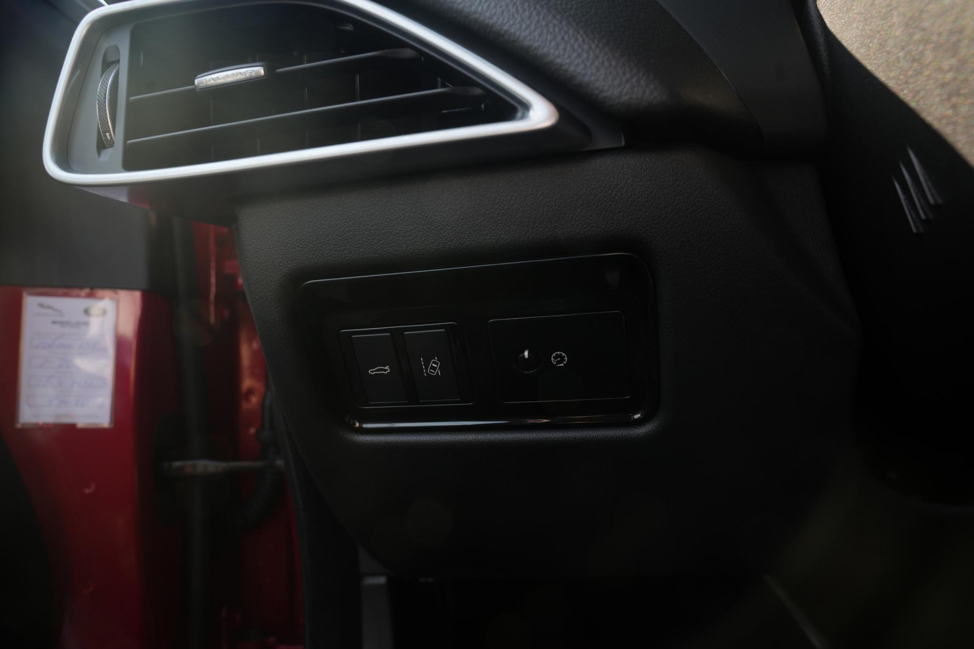 Jaguar XE 2.0 Portfolio 2015  15