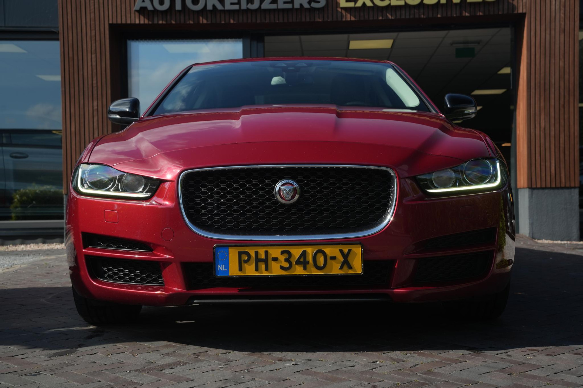 Jaguar XE 2.0 Portfolio 2015  2
