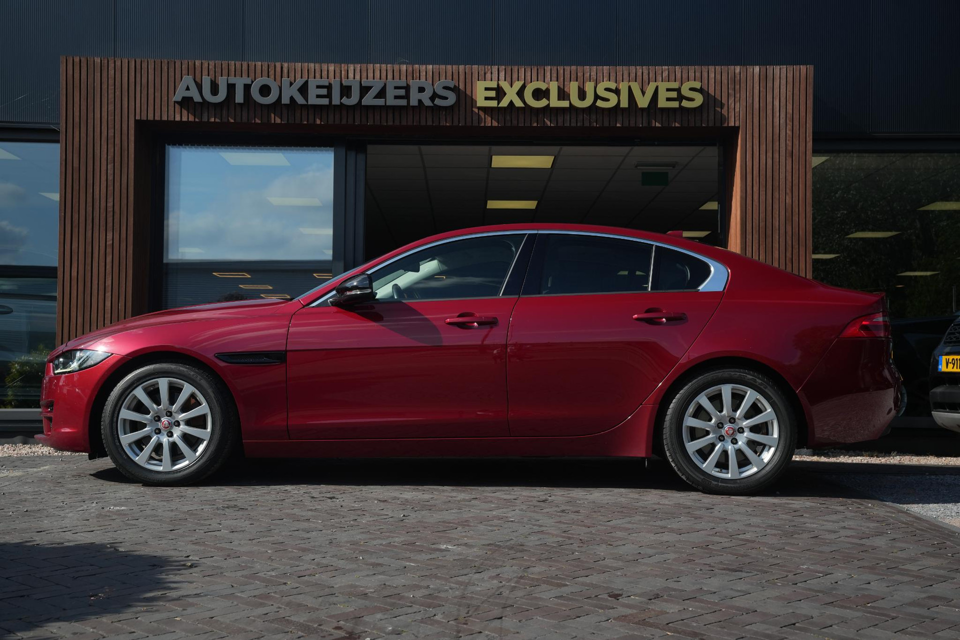 Jaguar XE 2.0 Portfolio 2015  3