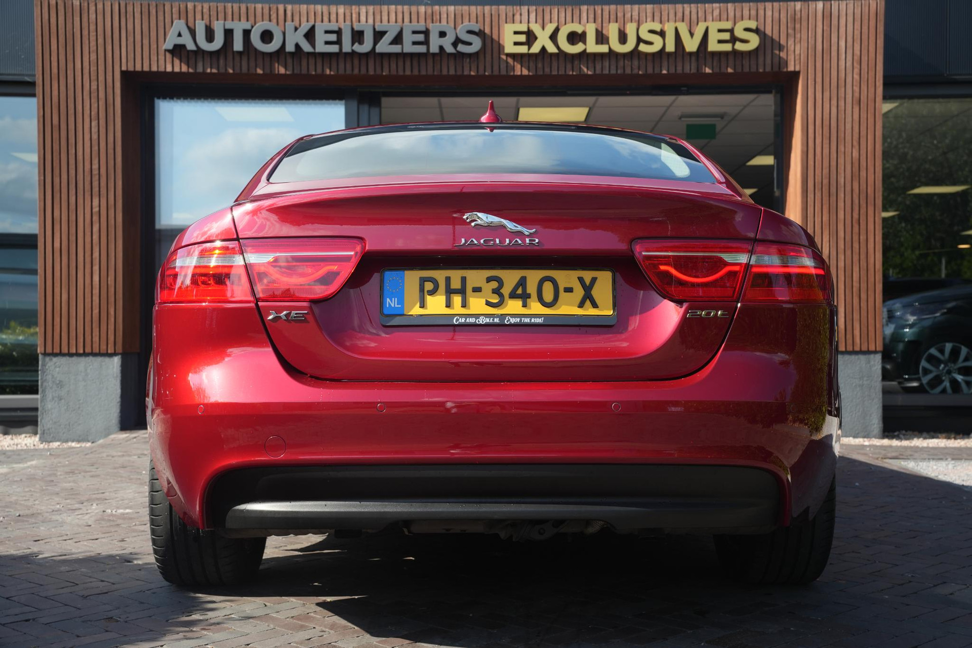 Jaguar XE 2.0 Portfolio 2015  4