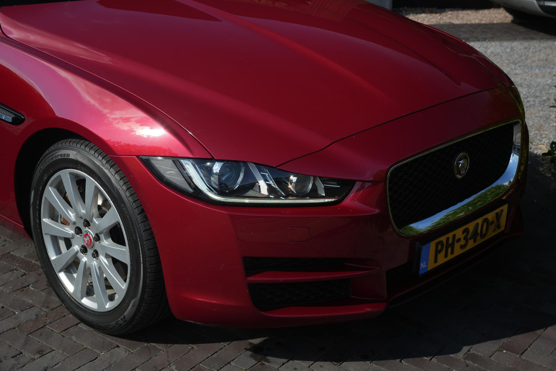 Jaguar XE 2.0 Portfolio 2015  5