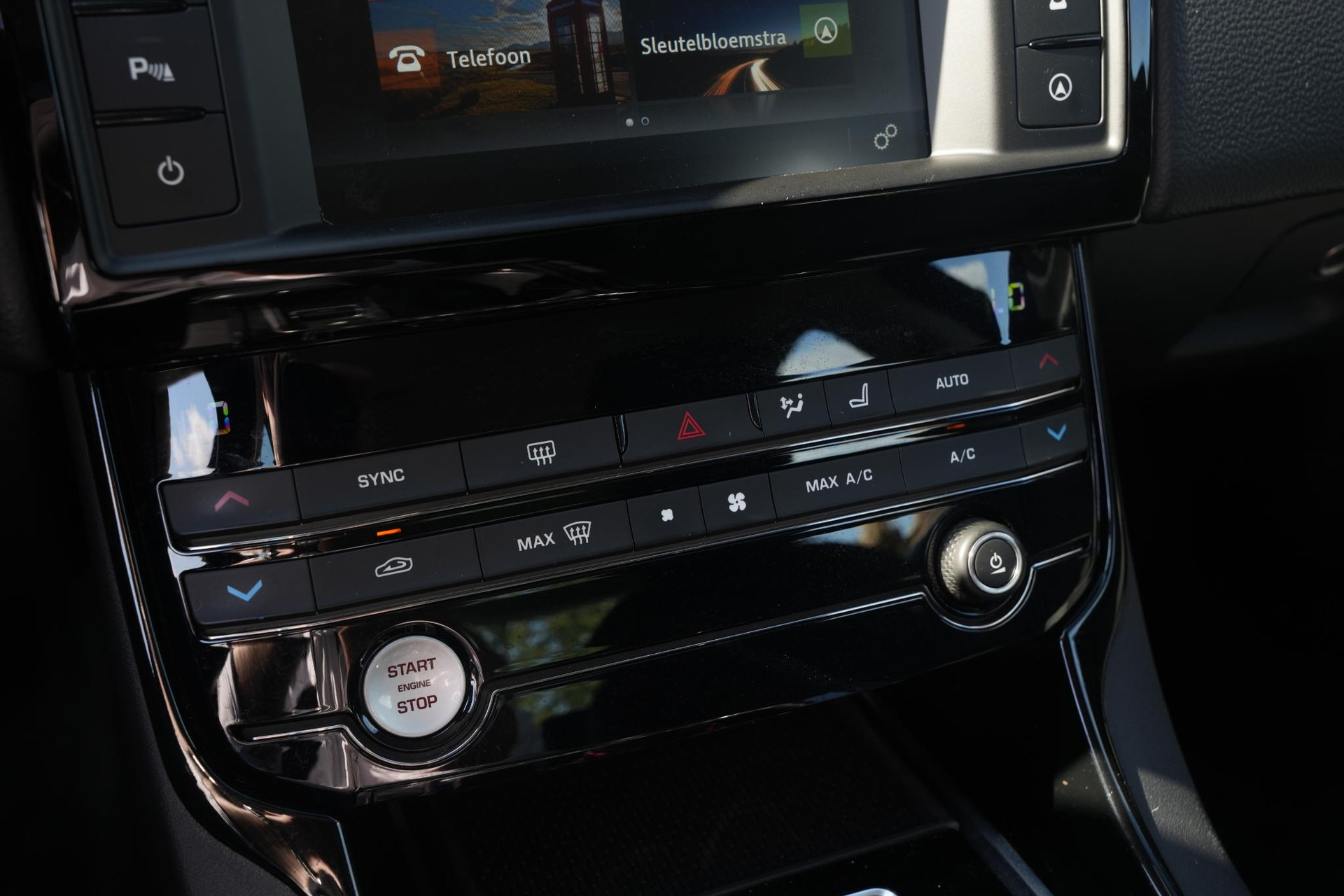Jaguar XE 2.0 Portfolio 2015  9