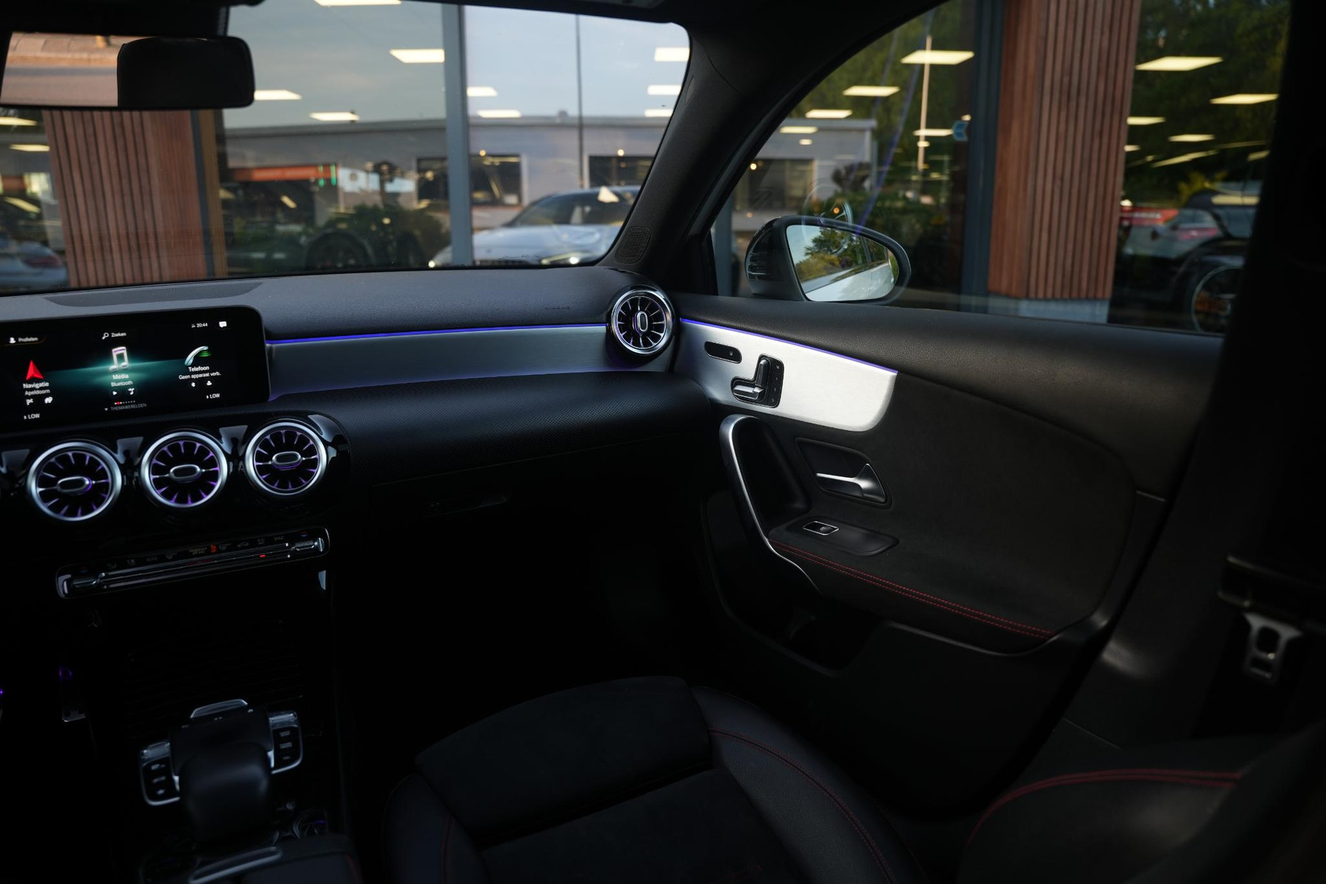 Mercedes-Benz A-Klasse 200 Launch Edition Premium Plus 2018  17