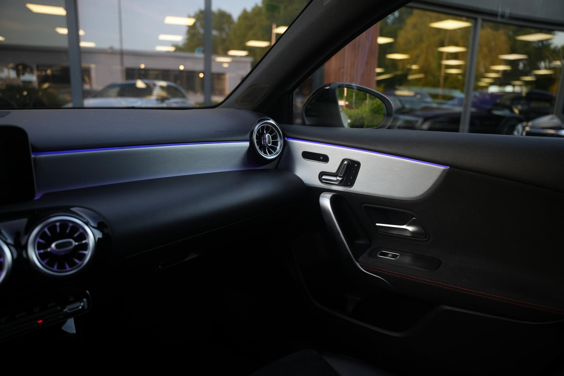 Mercedes-Benz A-Klasse 200 Launch Edition Premium Plus 2018  38