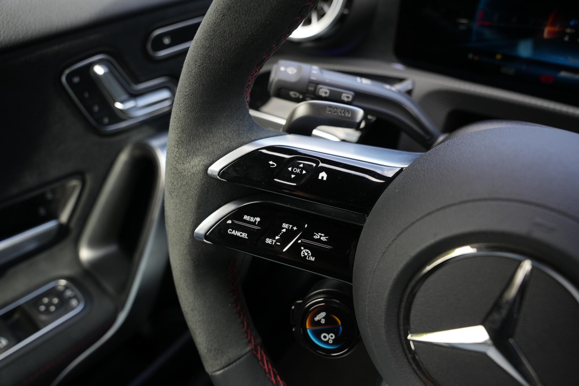 Mercedes-Benz A-Klasse AMG 35 4MATIC 2025 Mountain gray - metallic finish (787U) 36